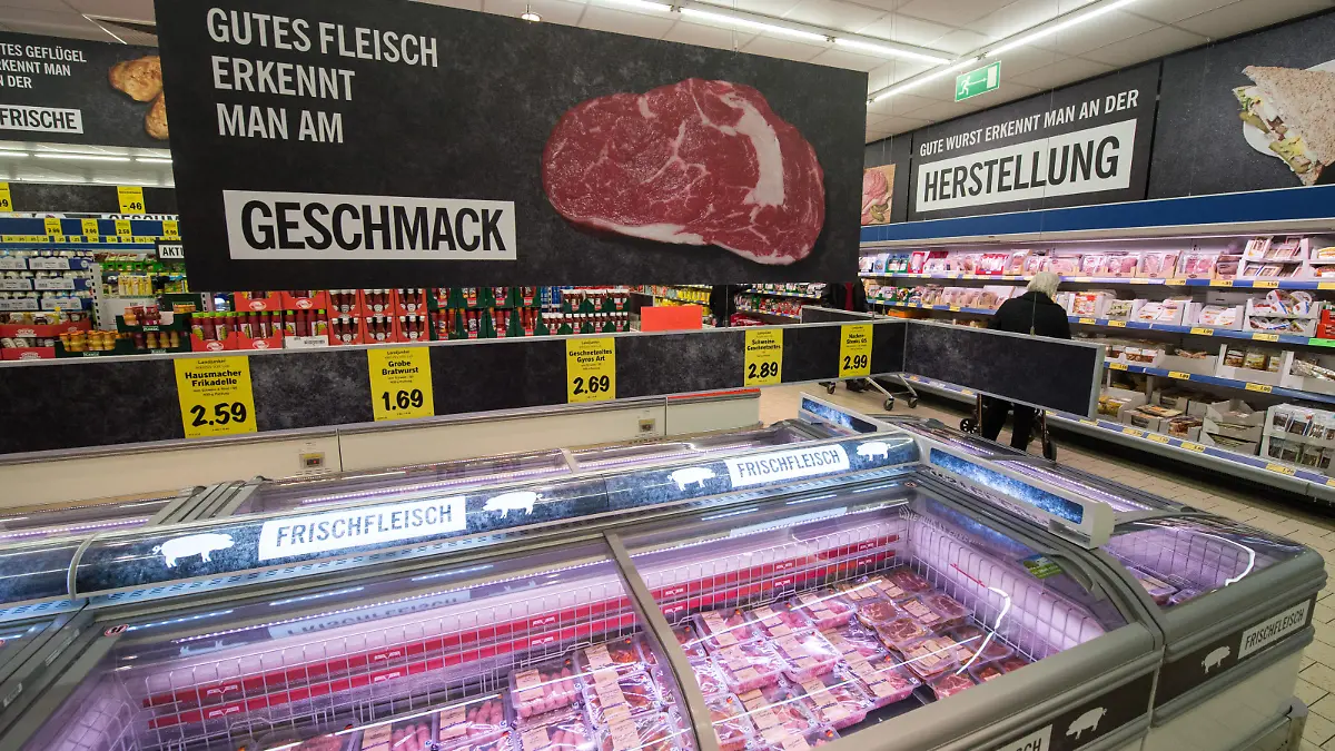 Fleisch liegt am 03.03.2015 in Stuttgart (Baden-Württemberg) in der Fleischtheke in einer Filiale des Lebensmitteldiscounters Lidl. Foto: Marijan Murat/dpa
