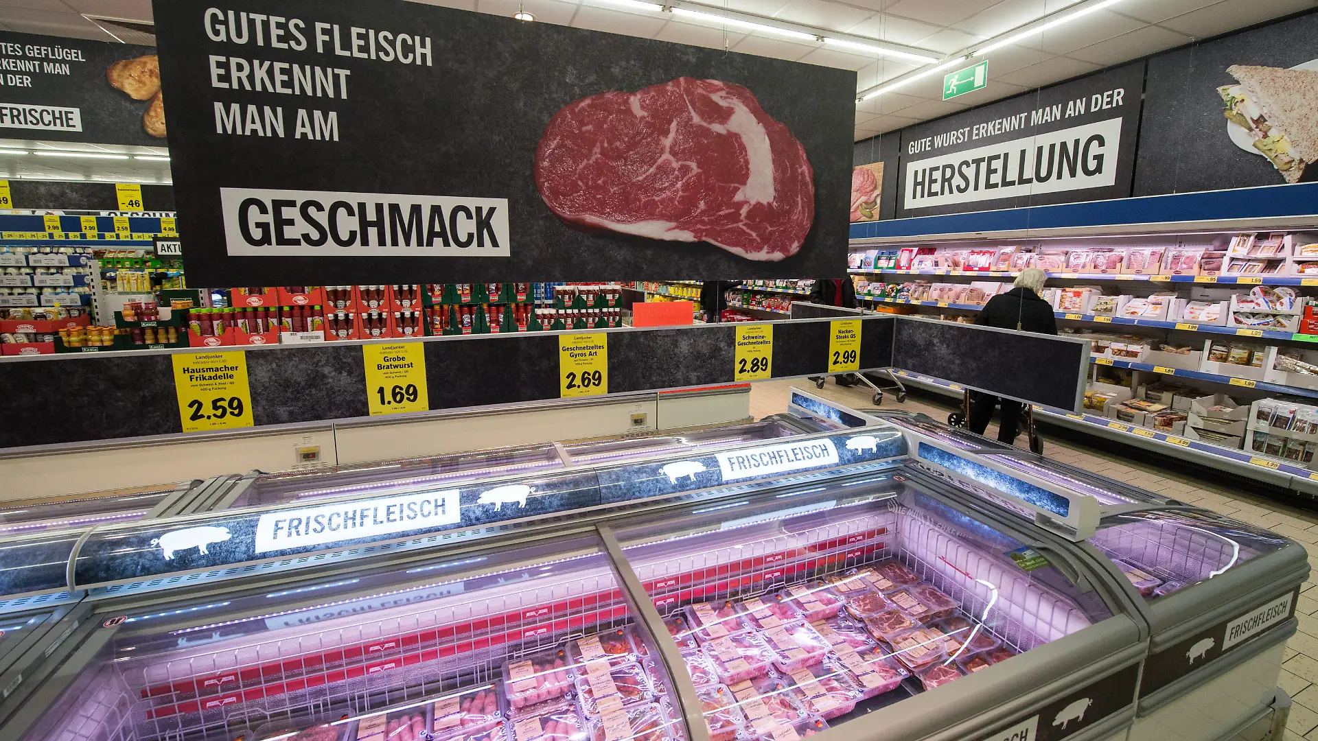 Fleisch liegt am 03.03.2015 in Stuttgart (Baden-Württemberg) in der Fleischtheke in einer Filiale des Lebensmitteldiscounters Lidl. Foto: Marijan Murat/dpa