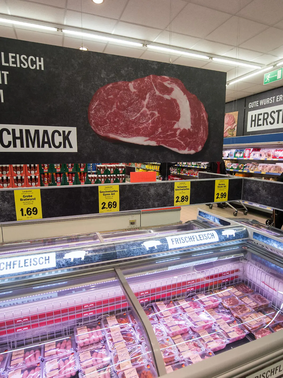 Fleisch liegt am 03.03.2015 in Stuttgart (Baden-Württemberg) in der Fleischtheke in einer Filiale des Lebensmitteldiscounters Lidl. Foto: Marijan Murat/dpa