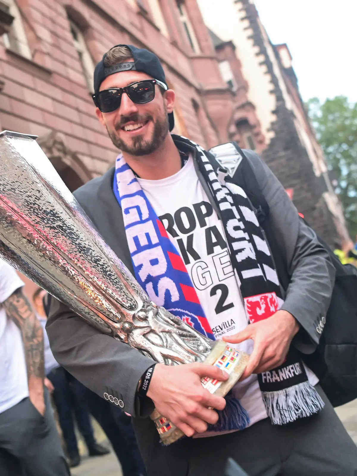 ARCHIV - 19.05.2022, Hessen, Frankfurt/Main: Europa League, nach dem Finalsieg von Eintracht Frankfurt gegen die Glasgow Rangers in Sevilla. Frankfurts Torwart Kevin Trapp kommt mit dem Pokal zur Siegerfeier auf dem Römerberg. Der Nationalkeeper hat seinen Vertrag bei den Hessen um mindestens zwei weitere Jahre verlängert. (zu dpa: ««Sexy Torwart» bleibt in Frankfurt: Trapp unterschreibt bis 2026») Foto: Sebastian Gollnow/dpa-Pool/dpa +++ dpa-Bildfunk +++
