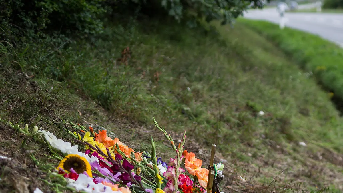 Blumen und Kerzen liegen am 19.08.2017 als Zeichen der Trauer an der Landstraße 361 zwischen Nagold und Mötzingen (Baden-Württemberg). Am 11. August war dort ein Müllwagen auf ein Auto gekippt, wobei fünf Insassen ums Leben kamen. Am heutigen Tag ist die Trauerfeier und Beisetzung auf dem Friedhof in Mötzingen. Foto: Christoph Schmidt/dpa +++(c) dpa - Bildfunk+++
