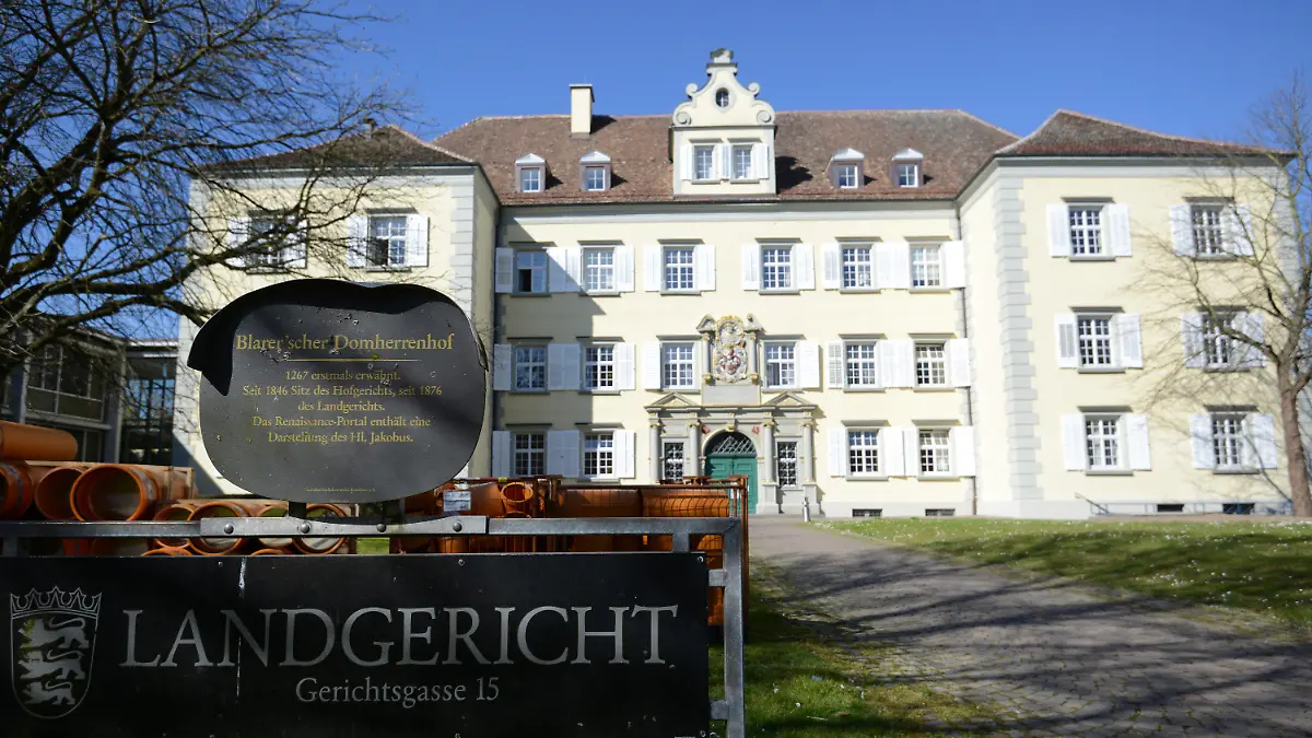 ARCHIV - Die Außenaufnahme am 17.03.2014 zeigt das Landgericht in Konstanz am Bodensee (Baden-Württemberg). Foto: Patrick Seeger/dpa (zu lsw Meldung: «Prozessauftakt: Ärztin vor Gericht wegen fehlender Zulassung» vom 21.07.2015) +++(c) dpa - Bildfunk+++