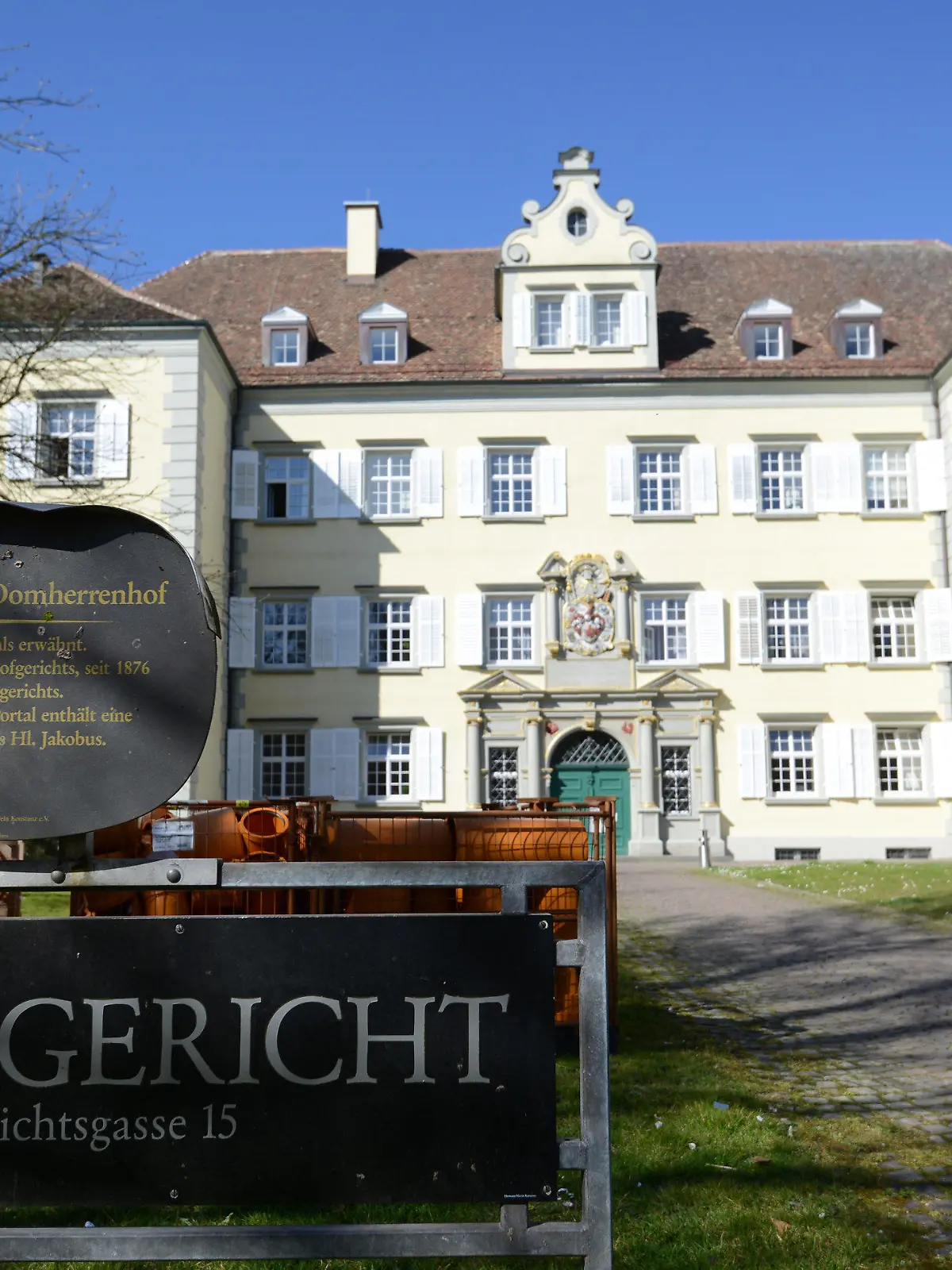 ARCHIV - Die Außenaufnahme am 17.03.2014 zeigt das Landgericht in Konstanz am Bodensee (Baden-Württemberg). Foto: Patrick Seeger/dpa (zu lsw Meldung: «Prozessauftakt: Ärztin vor Gericht wegen fehlender Zulassung» vom 21.07.2015) +++(c) dpa - Bildfunk+++