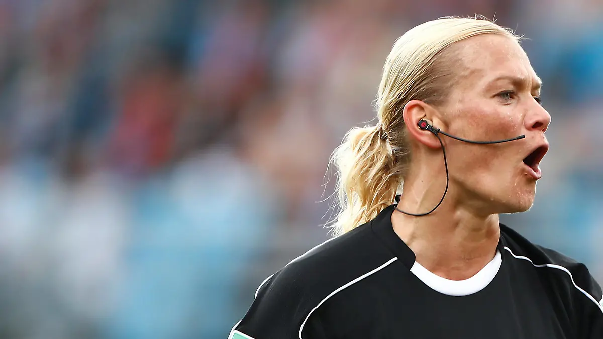 Soccer Football - Chemnitzer FC v Bayern Munich - DFB Cup First Round - Chemnitz, Germany - August 12, 2017 Bayern Referee Bibiana Steinhaus shouts during the match. REUTERS/Hannibal Hanschke