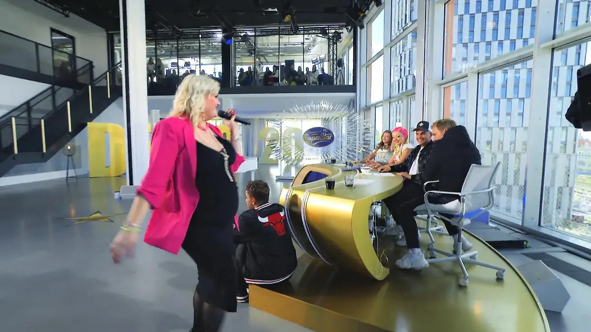 Claudia setzt zur musikalischen Attacke an