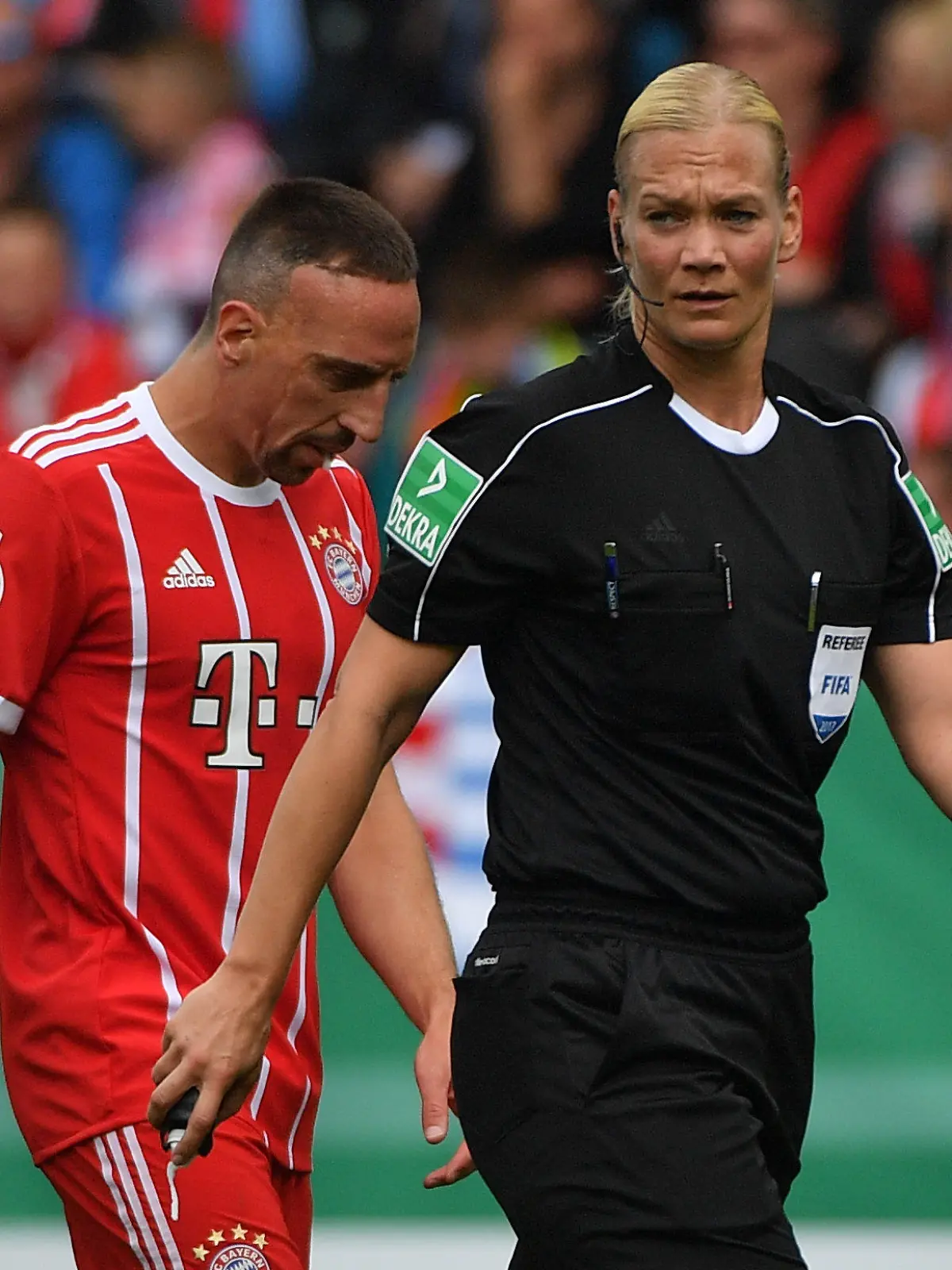 Fußball DFB-Pokal 1. Runde: Chemnitzer FC - FC Bayern München am 12.08.2017 in der community4you ARENA in Chemnitz (Sachsen). Bayerns Franck Ribéry geht neben Schiedrichterin Bibiana Steinhaus über den Platz. Foto: Hendrik Schmidt/dpa-Zentralbild/dpa +++(c) dpa - Bildfunk+++
