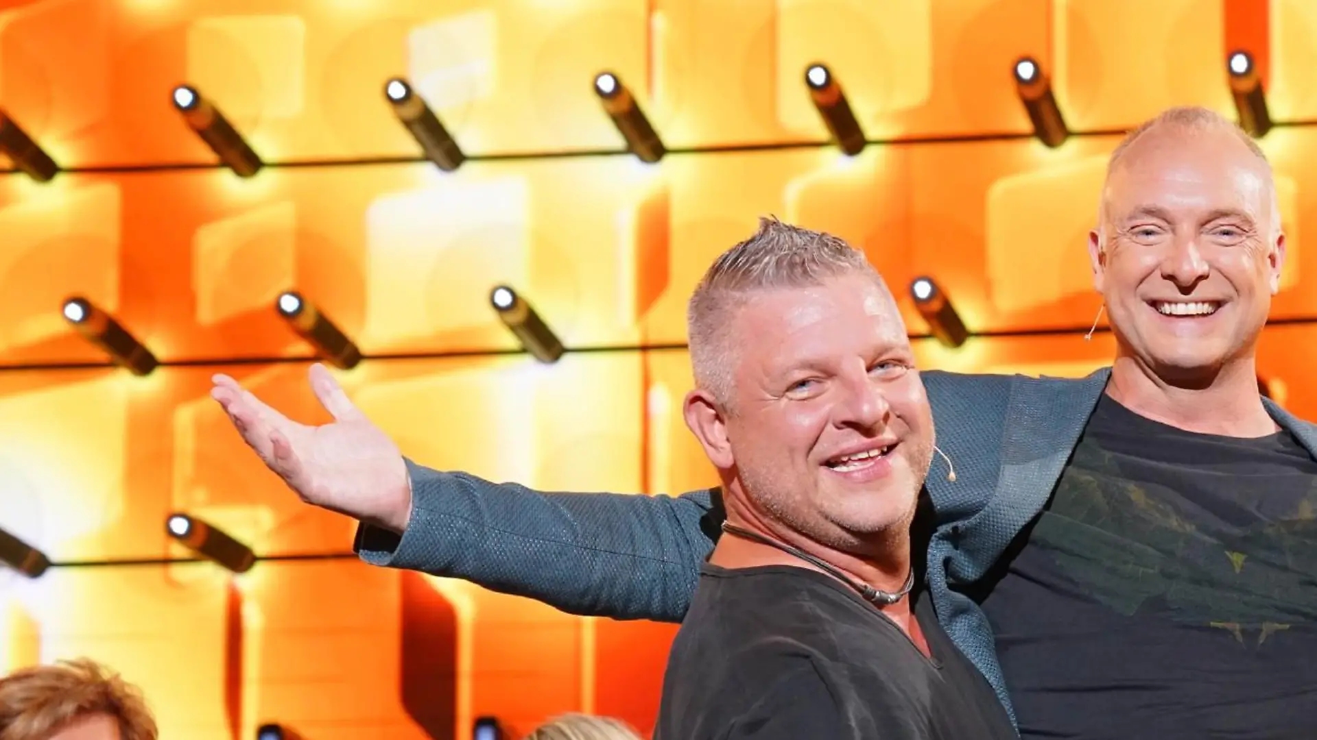 Moderator Frank Buschmann (Mi.) mit den Kandidaten-Ehepaar Christian (40) und Alicia (30) aus Herne, die sich über ihren Gewinn in Höhe von 285.141,- Euro freuen.