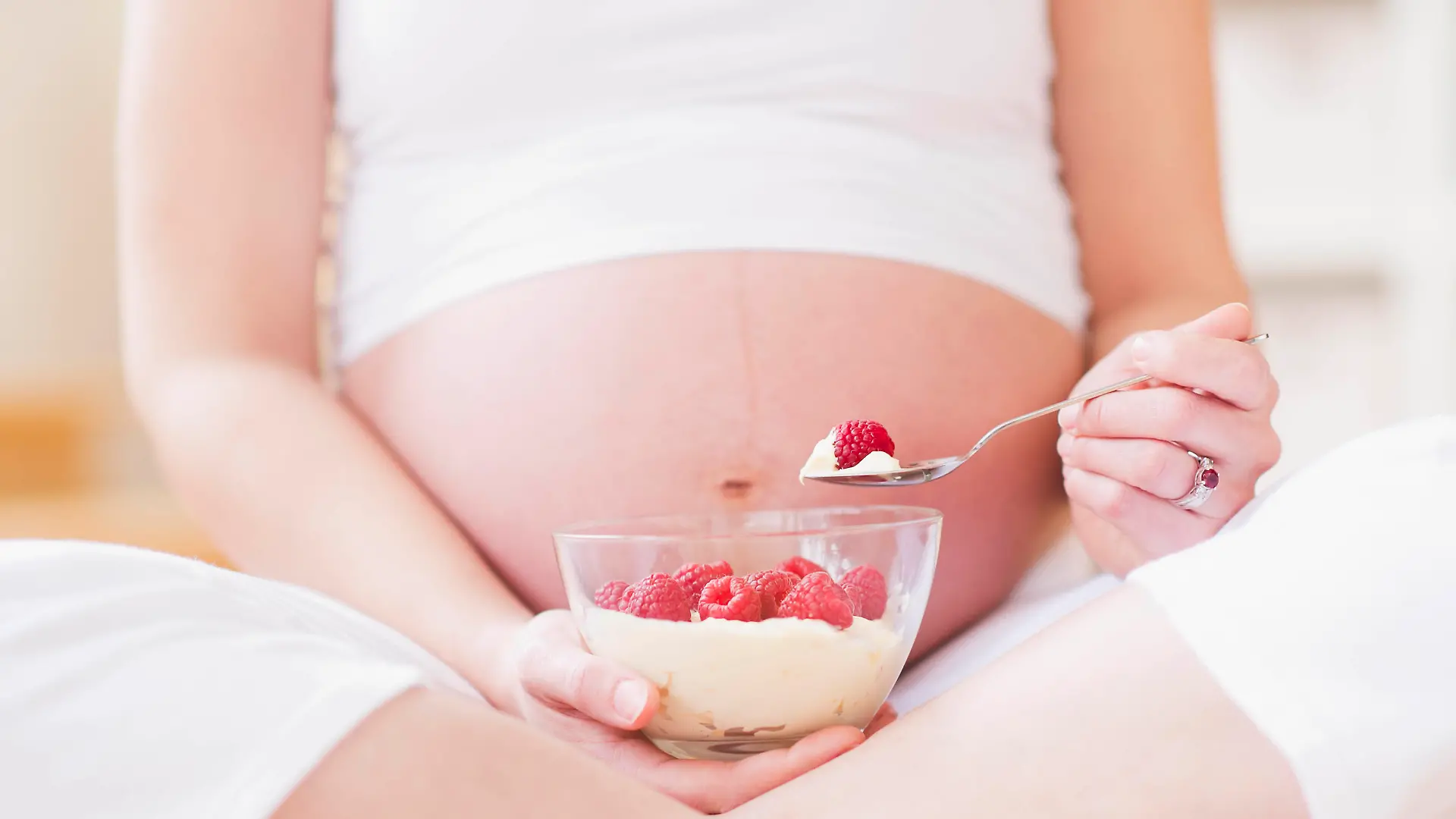 Portrait of pregnant woman eating breakfast, Aufnahme der schwangeren Frau, die Fruehstueck isst Keine Weitergabe an Drittverwerter.