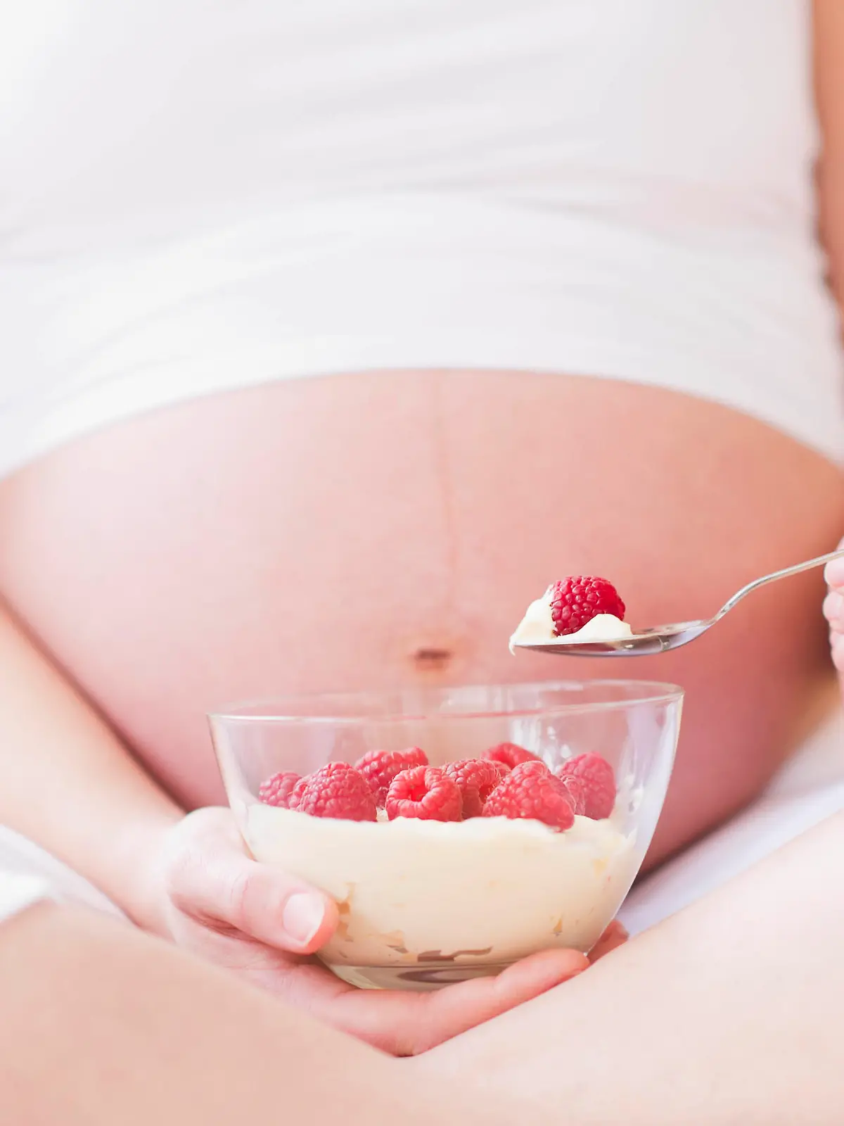Portrait of pregnant woman eating breakfast, Aufnahme der schwangeren Frau, die Fruehstueck isst Keine Weitergabe an Drittverwerter.