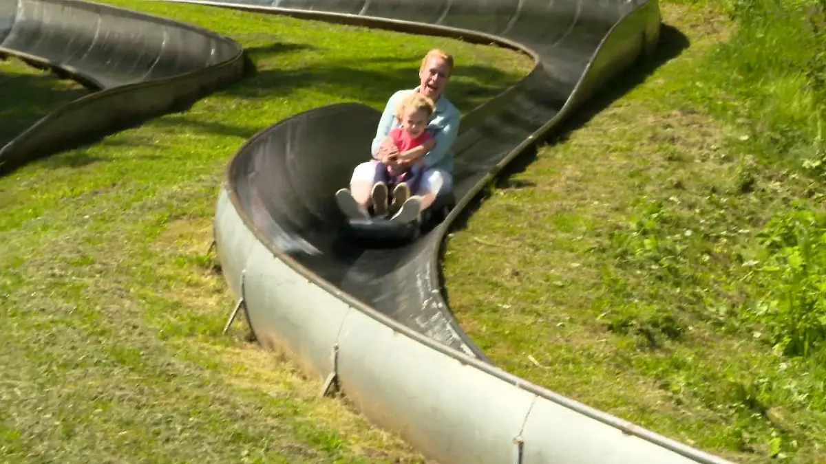 Großer Sommerrodel-Test: Welche Bahn macht mehr Spaß? Winterberg vs. Gersfeld