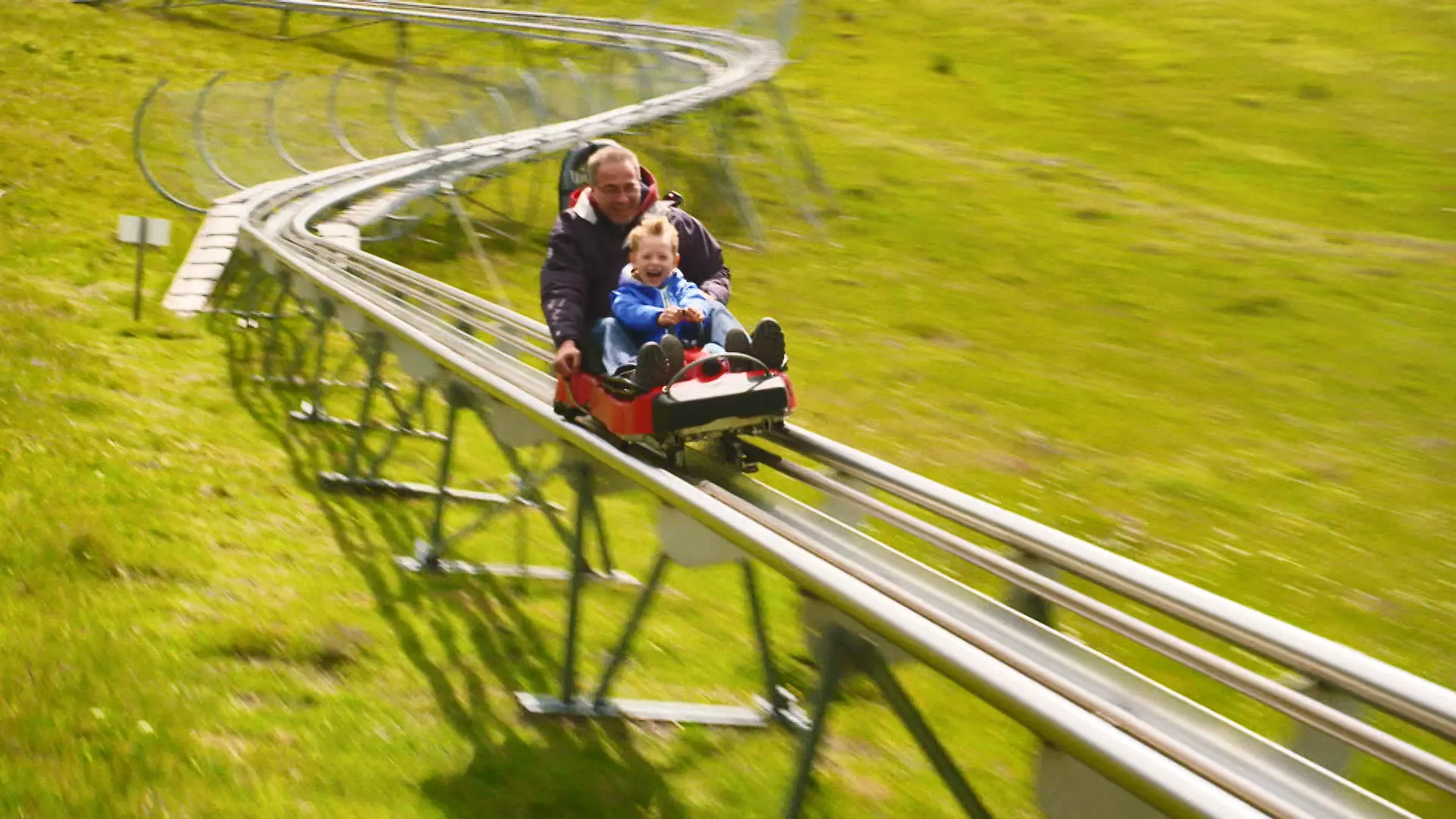 Sommerrodelbahnen im Vergleich: Welche macht mehr Spaß? Todtnau vs. Augustusburg