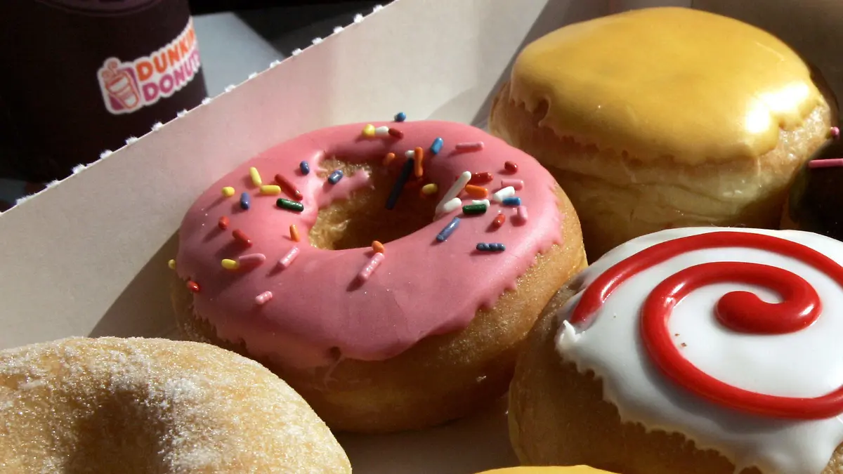 Unterschiedlich dekorierte Donuts liegen am 30.03.2005 in Berlin in einem Geschäft der Coffee-Shop-Kette Dunkin Donuts am Potsdamer Platz. Foto: Jens Kalaene +++(c) dpa - Report+++