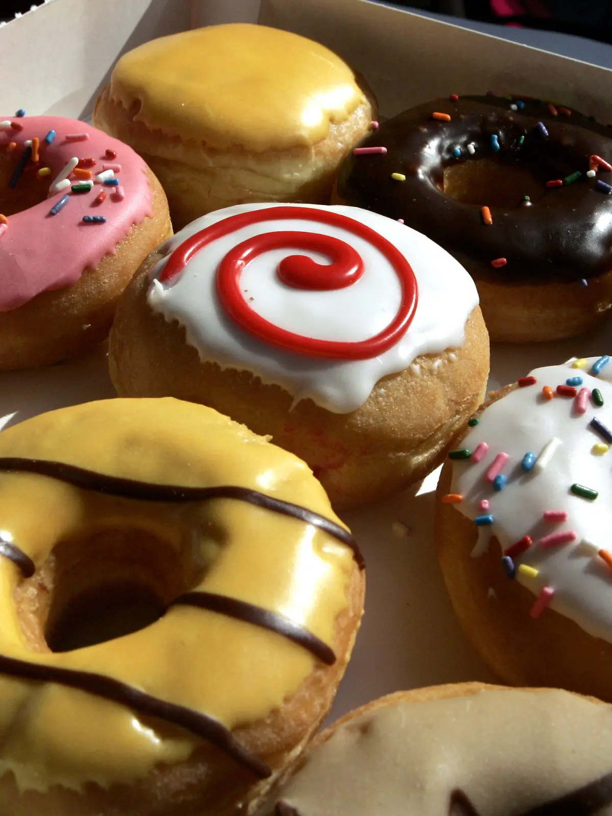 Unterschiedlich dekorierte Donuts liegen am 30.03.2005 in Berlin in einem Geschäft der Coffee-Shop-Kette Dunkin Donuts am Potsdamer Platz. Foto: Jens Kalaene +++(c) dpa - Report+++
