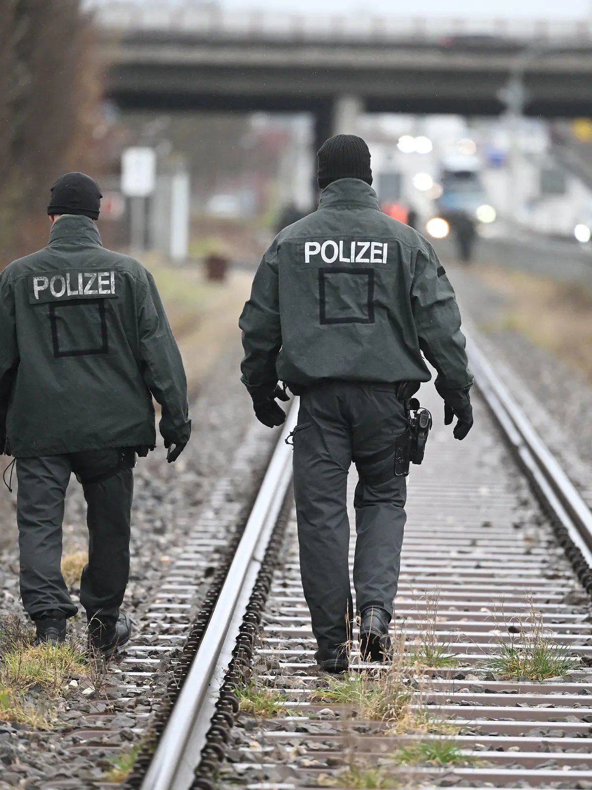 02.02.2023, Baden-Württemberg, Dettingen unter Teck: Polizeibeamte nehmen an einem Sucheinsatz an einer Bahnstrecke teil. Ermittler haben die Suche nach einer vermissten 16-Jährigen aus Remshalden (Rems-Murr-Kreis) fortgesetzt. Foto: Marijan Murat/dpa +++ dpa-Bildfunk +++