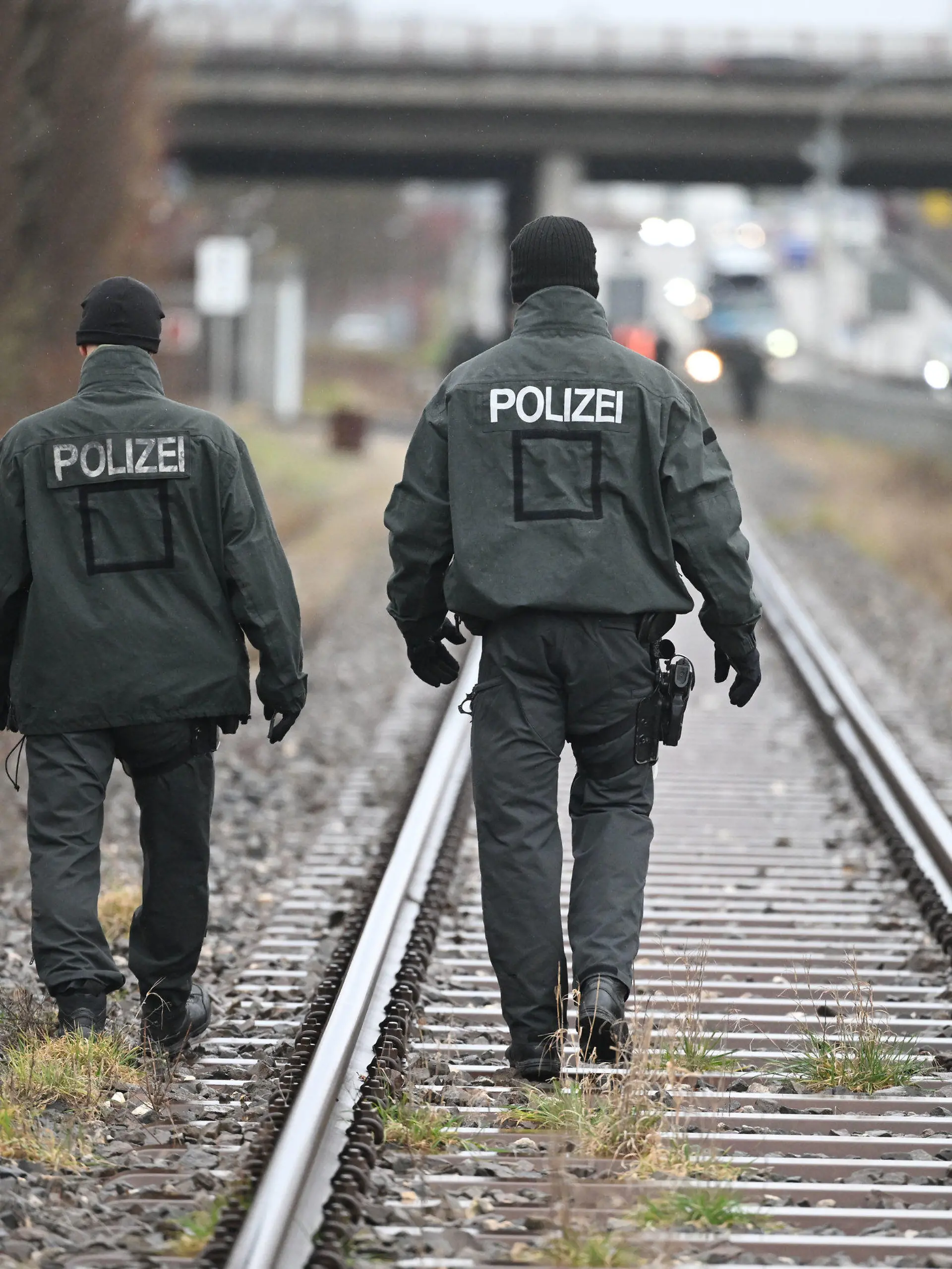02.02.2023, Baden-Württemberg, Dettingen unter Teck: Polizeibeamte nehmen an einem Sucheinsatz an einer Bahnstrecke teil. Ermittler haben die Suche nach einer vermissten 16-Jährigen aus Remshalden (Rems-Murr-Kreis) fortgesetzt. Foto: Marijan Murat/dpa +++ dpa-Bildfunk +++