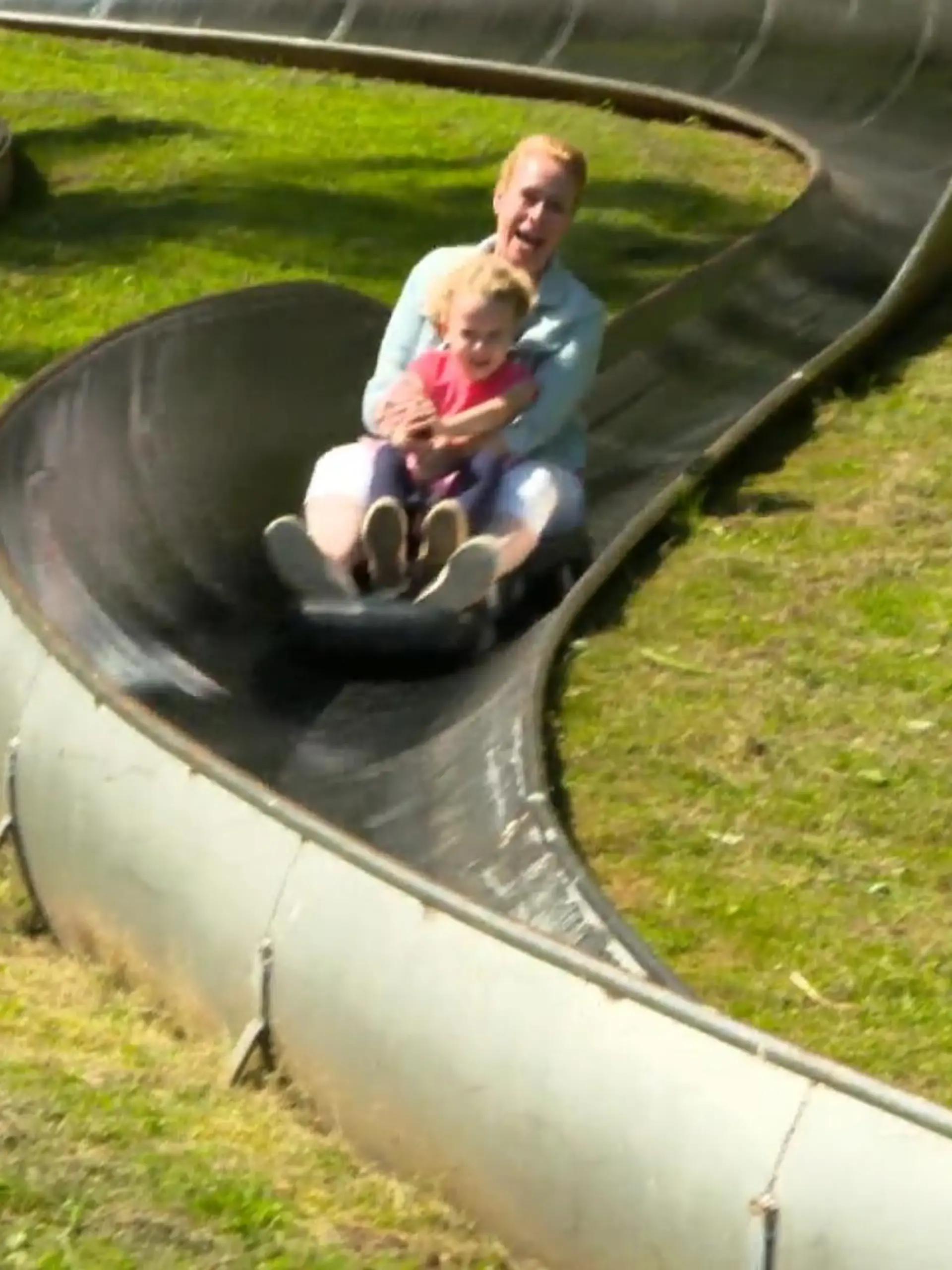 Unsere Testfamilie flitzt durch zwei Sommerrodelbahnen: Eine im sauerländischen Winterberg, eine im hessischen Gersfeld. Wo macht das Rodeln mehr Spaß, und wieviel kostet das Ganze? Den Vergleich gibt's im Video!