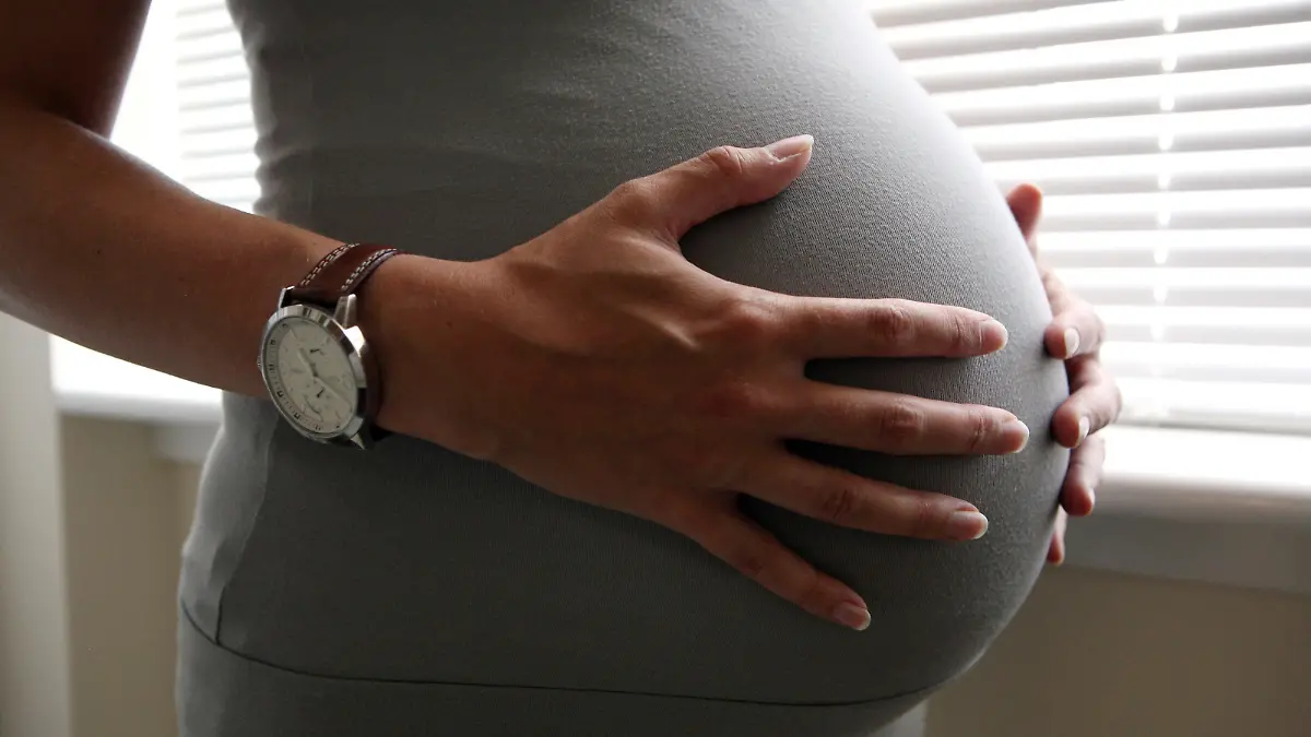 File photo dated 22/06/08 of a woman holding her stomach, eight months into her pregnancy. Pregnant women could be up to four times more likely to have a heart attack, according to a study published today. Issue date: Tuesday July 8 2008. In an age when medical advances are helping older to women conceive, many women are delaying having children and potentially increasing the chances of acute myocardial infarction (AMI). This condition is rare in women of child-bearing age but can increase a woman's risk of heart attack 'three to four fold', the review in the Journal of the American College of Cardiology says. Foto: Katie Collins/PA Wire +++(c) dpa - Report+++