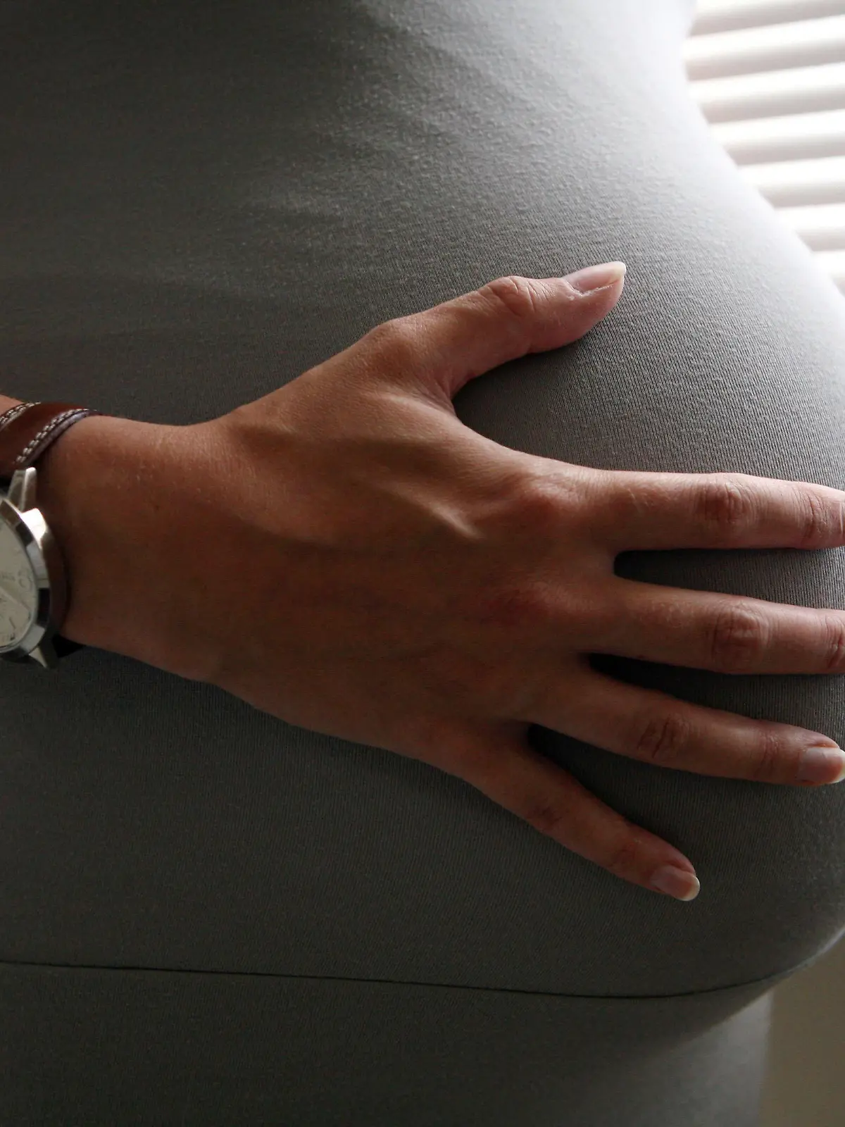 File photo dated 22/06/08 of a woman holding her stomach, eight months into her pregnancy. Pregnant women could be up to four times more likely to have a heart attack, according to a study published today. Issue date: Tuesday July 8 2008. In an age when medical advances are helping older to women conceive, many women are delaying having children and potentially increasing the chances of acute myocardial infarction (AMI). This condition is rare in women of child-bearing age but can increase a woman's risk of heart attack 'three to four fold', the review in the Journal of the American College of Cardiology says. Foto: Katie Collins/PA Wire  +++(c) dpa - Report+++