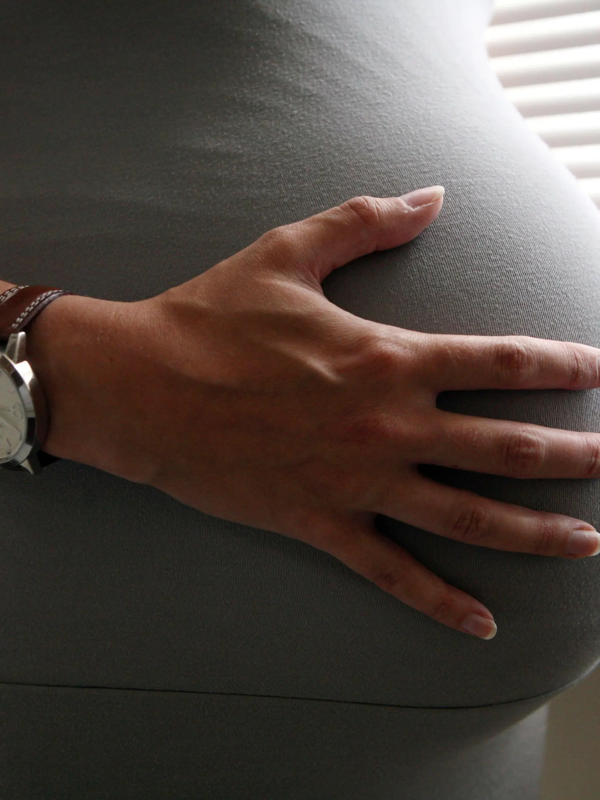 File photo dated 22/06/08 of a woman holding her stomach, eight months into her pregnancy. Pregnant women could be up to four times more likely to have a heart attack, according to a study published today. Issue date: Tuesday July 8 2008. In an age when medical advances are helping older to women conceive, many women are delaying having children and potentially increasing the chances of acute myocardial infarction (AMI). This condition is rare in women of child-bearing age but can increase a woman's risk of heart attack 'three to four fold', the review in the Journal of the American College of Cardiology says. Foto: Katie Collins/PA Wire  +++(c) dpa - Report+++