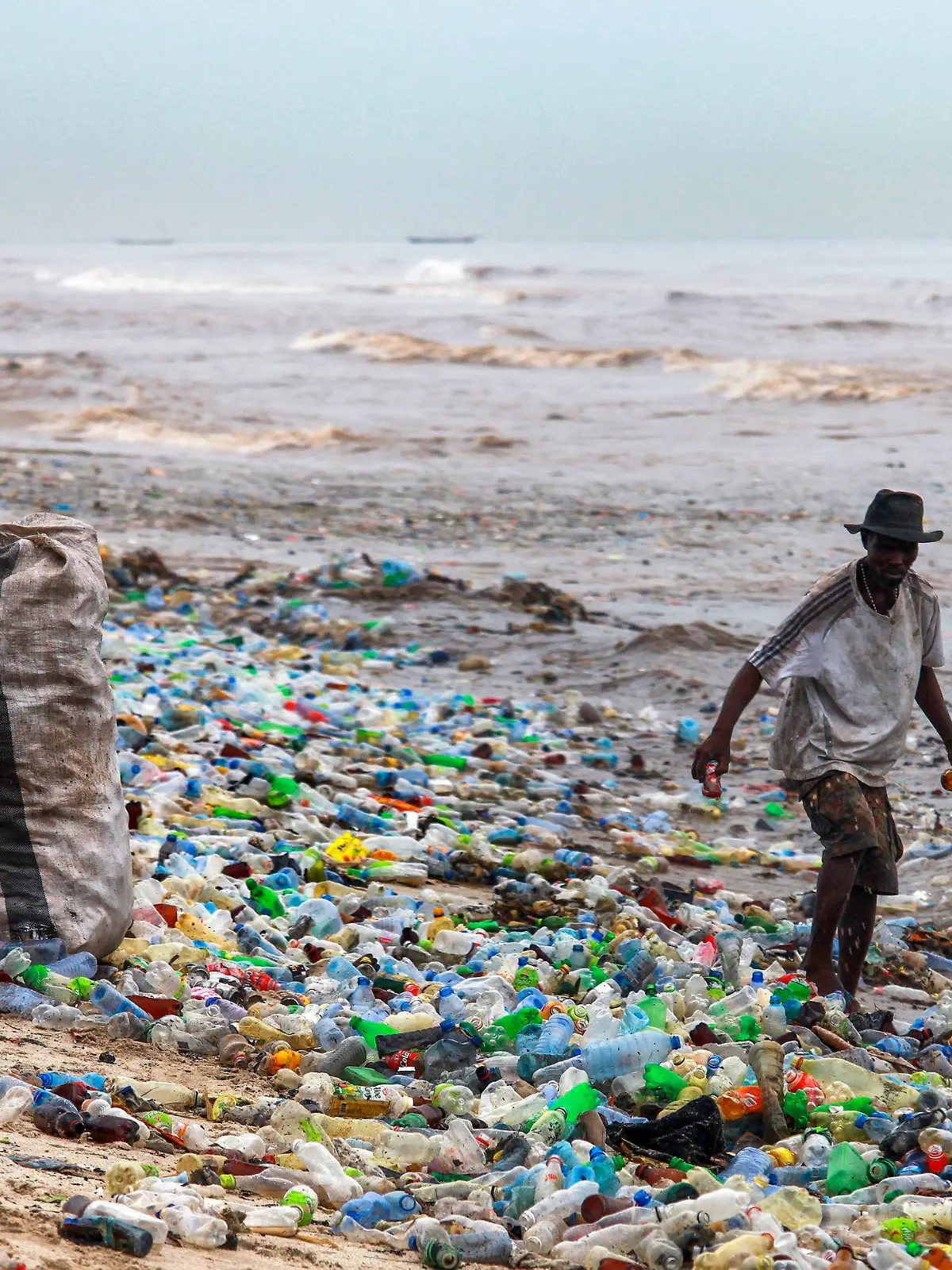ARCHIV - Ein Mann sammelt am 13.06.2017 bei Accra (Ghana) verwertbares Material am verschmutzten Korle Gono Strand. Die Vermüllung der Meere steht im Mittelpunkt einer am 30.05.2017 beginnenden dreitägigen Konferenz mit Vertretern der G20-Staaten in Bremen. (zu dpa "Konferenz der G20-Staaten berät Maßnahmen gegen Vermüllung der Meere" vom 29.05.2017) Foto: Christian Thompson/EPA/dpa +++(c) dpa - Bildfunk+++