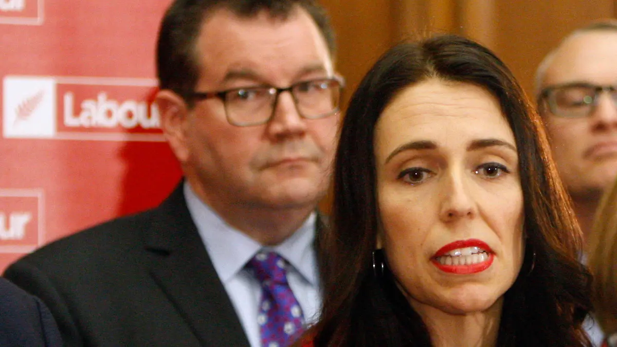 Die neue Chefin der sozialdemokratischen Labour Party, Jacinda Ardern (M) spricht am 01.08.2017 in Wellington (Neuseeland) bei einer Pressekonferenz. Nur wenige Wochen vor der Parlamentswahl in Neuseeland hat Oppositionsführer Little seinen Rücktritt erklärt. Der bisherige Chef der sozialdemokratischen Labour Party begründete seinen überraschenden Abgang am Dienstag mit den schlechten Umfragewerten seiner Partei. Die Nachfolge übernahm die Abgeordnete Ardern. (zu dpa «Neuseeländischer Oppositionschef Little tritt kurz vor Wahl zurück» vom 01.08.2017) Foto: Nick Perry/AP/dpa +++(c) dpa - Bildfunk+++
