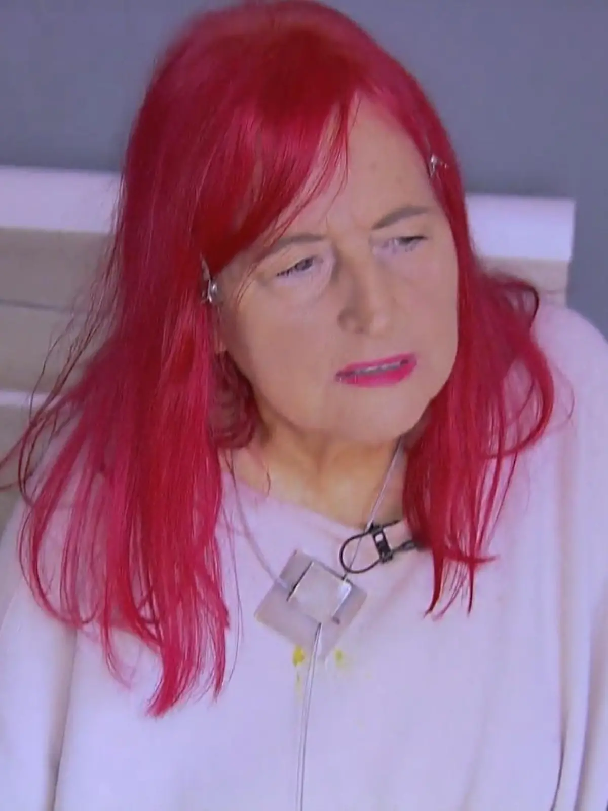 Annemarie Döhmer steht die Fassungslosigkeit noch immer ins Gesicht geschrieben. Als sie vergangenes Jahr eine junge Frau zur Miete nimmt, macht die einen sympathischen und vertrauenswürdigen Eindruck auf die 75-Jährige. Döhmer verlangt weder einen Einkommensnachweis noch eine Kaution – ein großer Fehler, wie sich herausstellt. Denn die Frau ist eine sogenannte Mietnomadin. Sie zieht von Wohnung zu Wohnung, ohne jemals Miete zu zahlen und verschwindet spurlos, wenn man ihr auf die Schliche kommt. Döhmer bleibt auf 10.000 Euro Schulden sitzen.