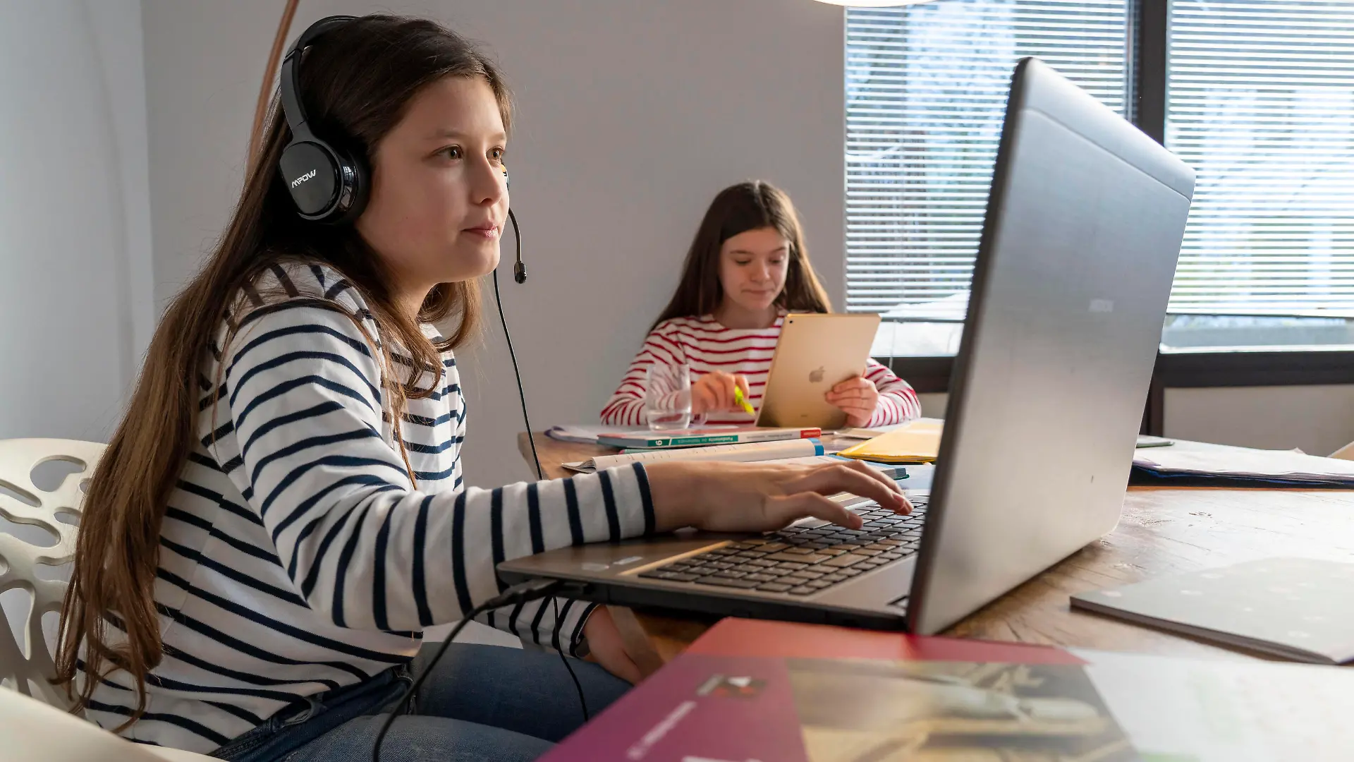 Homeschooling, während des Lockdowns im Januar 2021, Kinder lernen zuhause für die Schule, ein Mädchen im Videounterricht, Videochat, mit hier Klasse, ein Mädchen lernt mit einem Tablet Computer, Schulschliessungen, Distanzunterricht, Auswirkungen der Coronakrise in Deutschland, Homeschooling *** Homeschooling, during the January 2021 lockdown, kids learning at home for school, a girl in video class, video chat, with here class, a girl learning with a tablet computer, school closings, distance learning, effects of the corona crisis in Germany, homeschooling