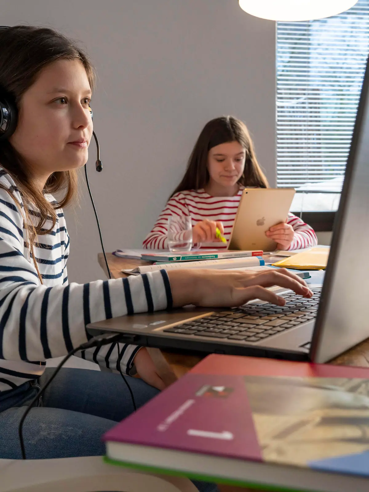  Homeschooling, während des Lockdowns im Januar 2021, Kinder lernen zuhause für die Schule, ein Mädchen im Videounterricht, Videochat, mit hier Klasse, ein Mädchen lernt mit einem Tablet Computer, Schulschliessungen, Distanzunterricht, Auswirkungen der Coronakrise in Deutschland, Homeschooling *** Homeschooling, during the January 2021 lockdown, kids learning at home for school, a girl in video class, video chat, with here class, a girl learning with a tablet computer, school closings, distance learning, effects of the corona crisis in Germany, homeschooling