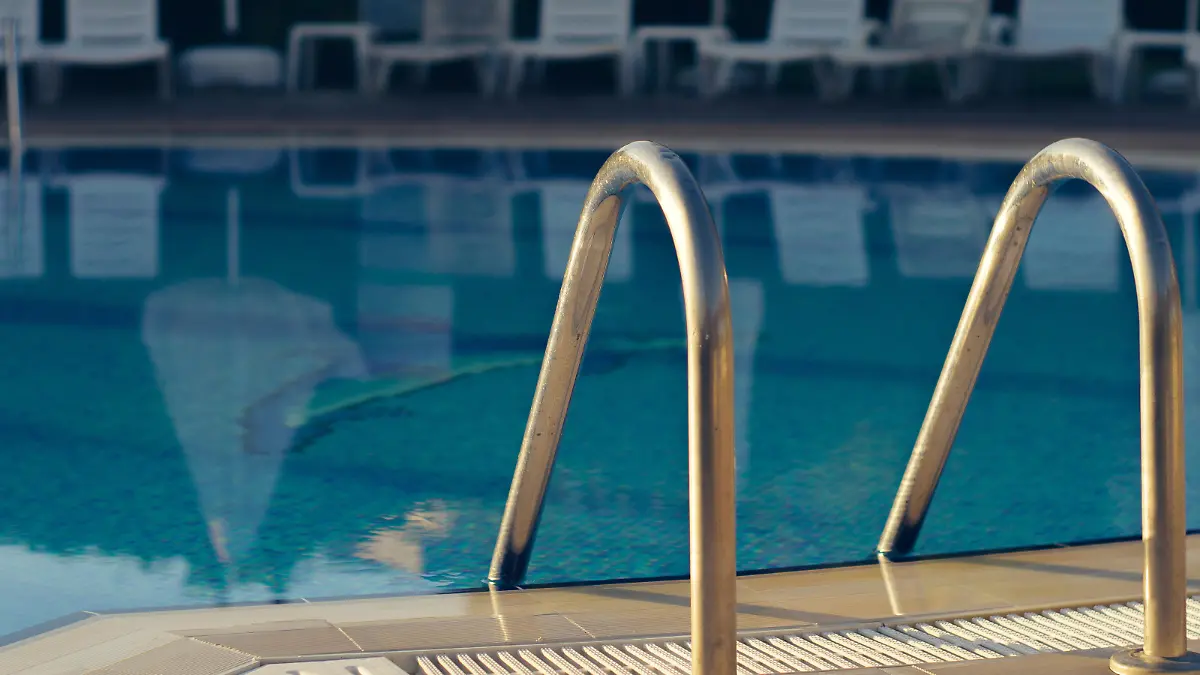 In Hotelpools lauern (Ekel-)Gefahren Gesundheitsgefährdene Bakterien