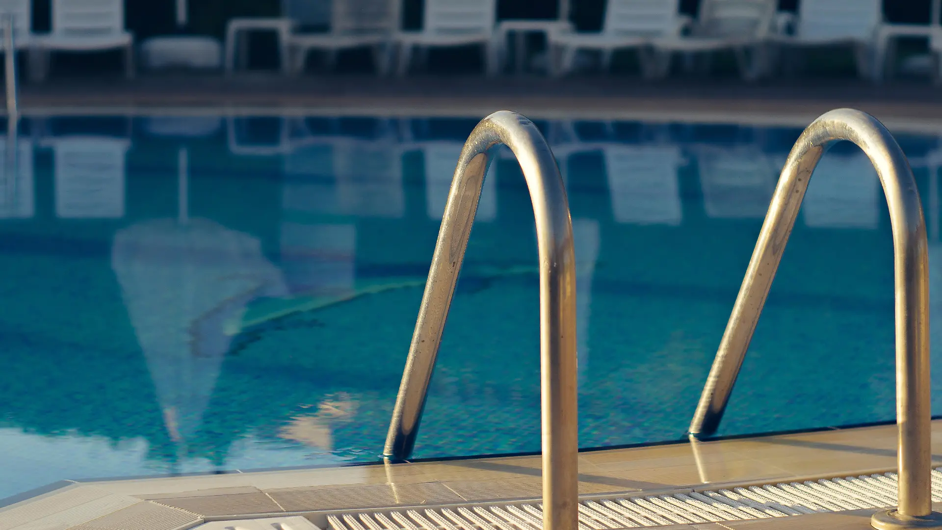 In Hotelpools lauern (Ekel-)Gefahren Gesundheitsgefährdene Bakterien