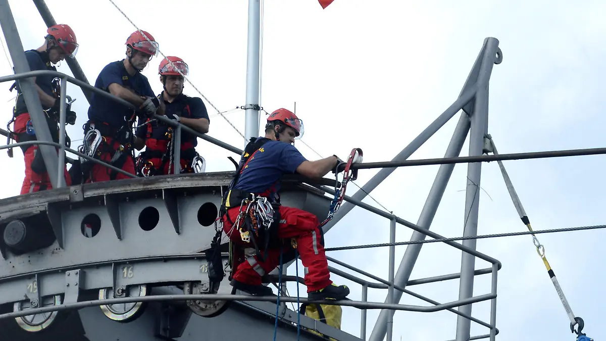 Rescue workers bring passengers to safety after they were stranded by an accident on the Koelner Seilbahn (Cologne Cable Car) over the Rhine river in Cologne, Germany, July 30, 2017. Picture taken July 30, 2017. REUTERS/Thilo Schmuelgen