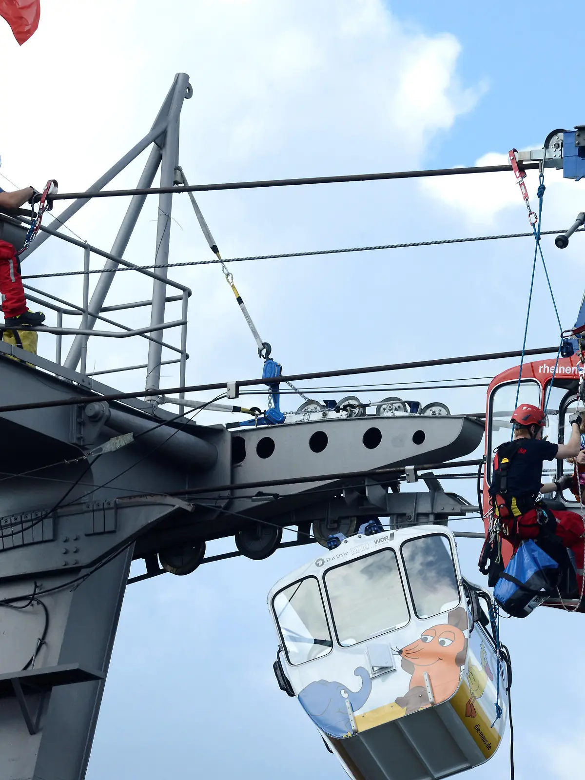 Rescue workers bring passengers to safety after they were stranded by an accident on the Koelner Seilbahn (Cologne Cable Car) over the Rhine river in Cologne, Germany, July 30, 2017. Picture taken July 30, 2017. REUTERS/Thilo Schmuelgen