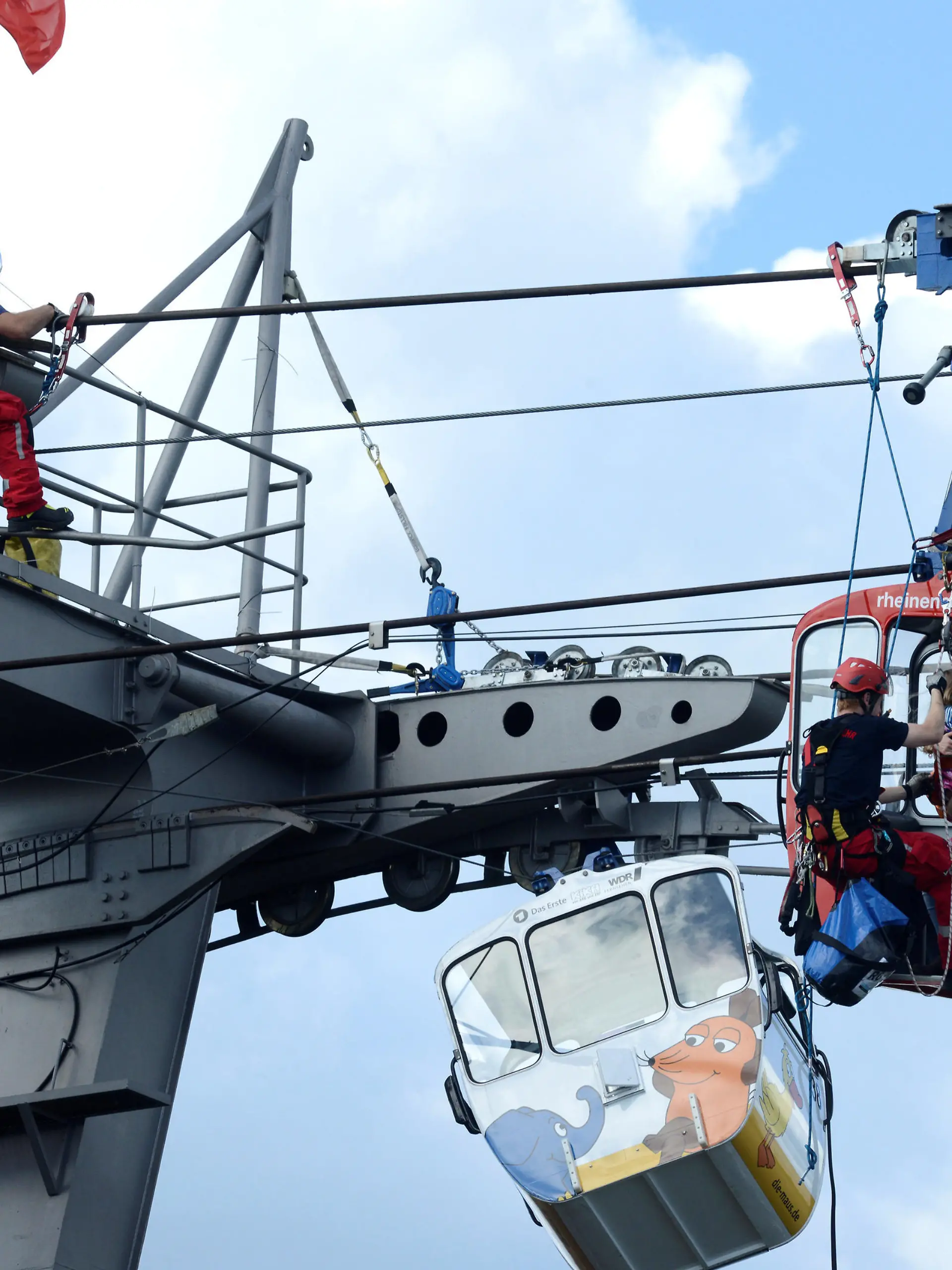Rescue workers bring passengers to safety after they were stranded by an accident on the Koelner Seilbahn (Cologne Cable Car) over the Rhine river in Cologne, Germany, July 30, 2017. Picture taken July 30, 2017. REUTERS/Thilo Schmuelgen