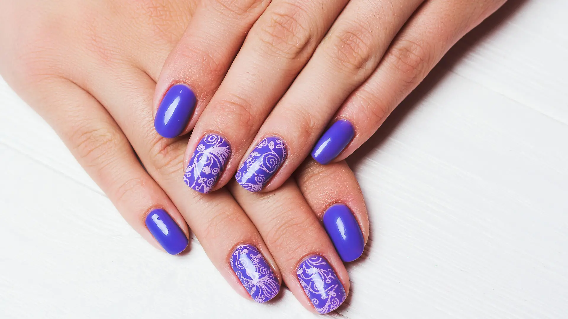 So funktionierten Stamping Nails! Nailart mit Schablone