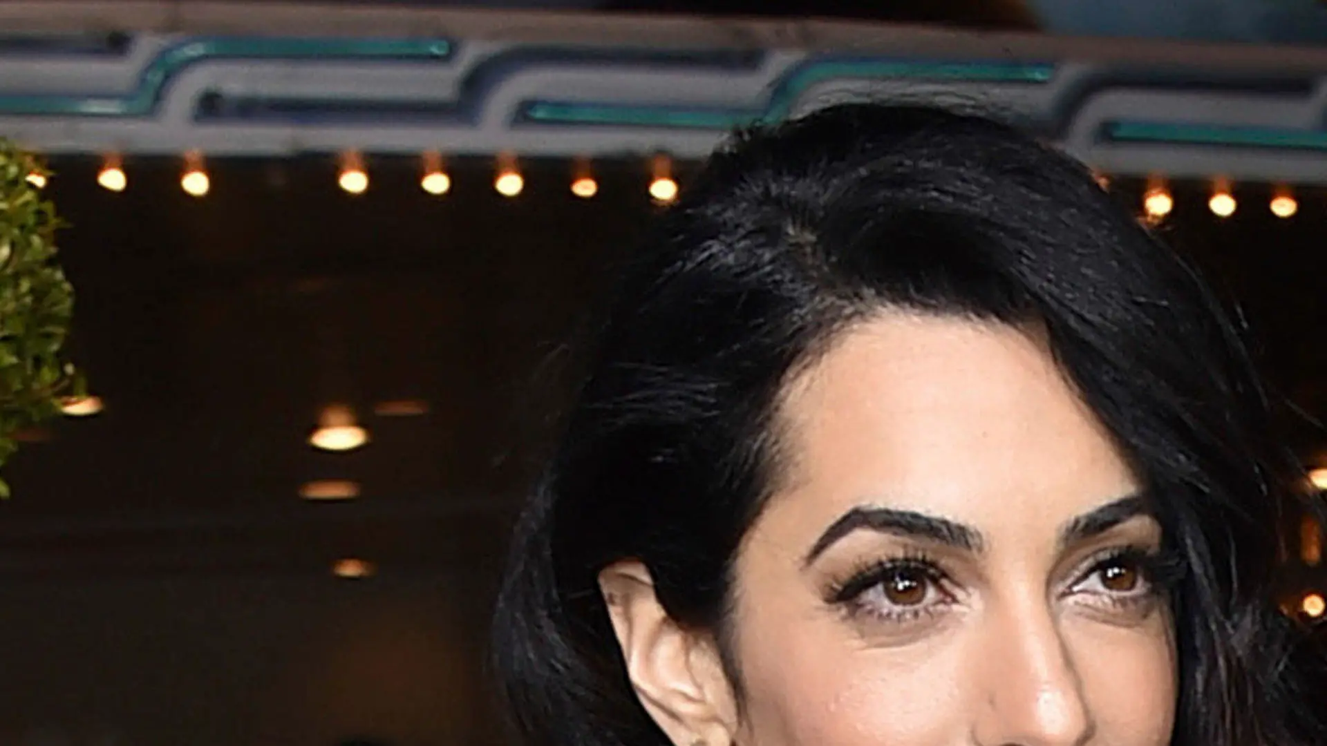 ARCHIV - Amal (l) und George Clooney kommen am 01.02.2016 zur Premiere des Films «"Hail, Caesar!» in Los Angeles (USA). (Zu dpa «Sprecher: Amal und George Clooney sind Eltern geworden» vom 06.06.2017) Foto: Jordan Strauss/Invision/dpa +++(c) dpa - Bildfunk+++