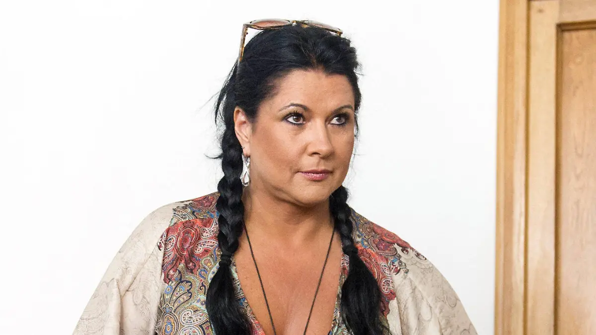 Die Beklagte Iris Klein, Mutter von TV-Sternchen Daniela Katzenberger, kommt am 09.07.2013 in Frankenthal (Rheinland-Pfalz) in einen Sitzungssaal des Landgerichts. Wegen eines Familienstreits stehen Katzenberger und ihre Mutter vor Gericht. Klägerin ist Katzenbergers Großmutter. Sie wirft der Blondine und ihrer Mutter vor, in einem Buch Ehrenrühriges über sie verbreitet zu haben. Die Großmutter klagt demnach auf Unterlassung und Widerruf bestimmter Passagen. Foto: Uwe Anspach/dpa +++(c) dpa - Bildfunk+++