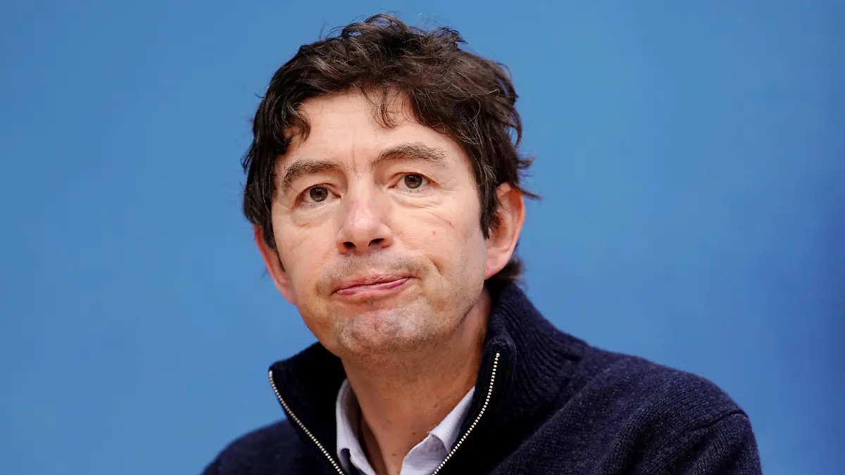 ARCHIV - 14.01.2022, Berlin: Christian Drosten, Direktor des Instituts für Virologie an der Charité Berlin, äußert sich in der Bundespressekonferenz zur aktuellen Corona-Lage. (zu «Drosten: Missverständnis bei Äußerung zum Pandemie-Ende») Foto: Kay Nietfeld/dpa +++ dpa-Bildfunk +++