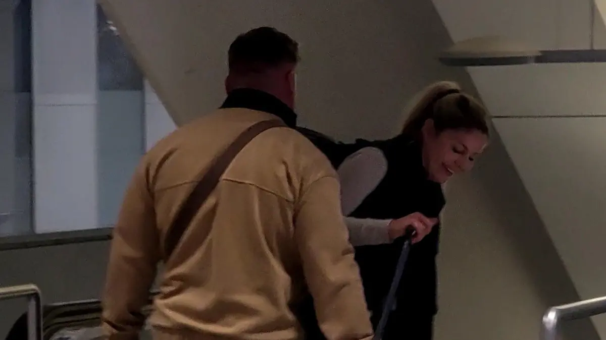 Peter Klein und Yvonne Woelke scherzen am Frankfurter Flughafen herum.