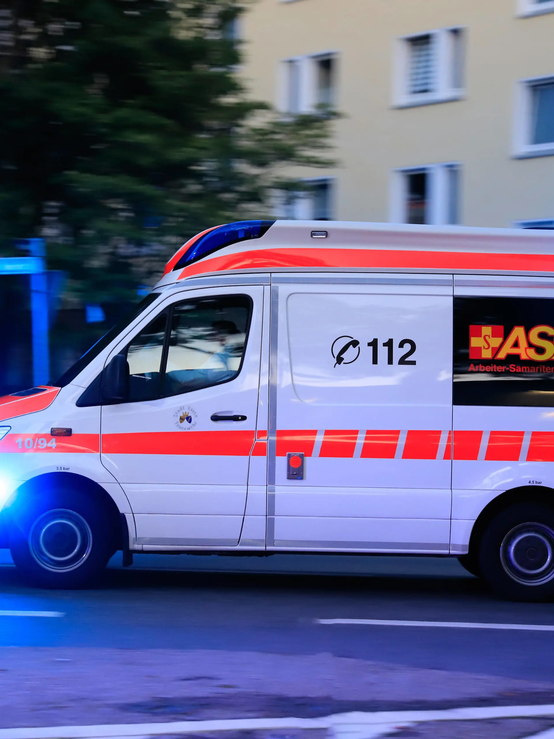  Krankenwagen/Rettungswagen auf Alarmfahrt Ein Krankenwagen/Rettungswagen, Arbeiter-Samariter-Bund auf Alarmfahrt in Essen. NRW *** Ambulance rescue vehicle on alarm drive An ambulance rescue vehicle, Arbeiter Samariter Bund on alarm drive in Essen NRW