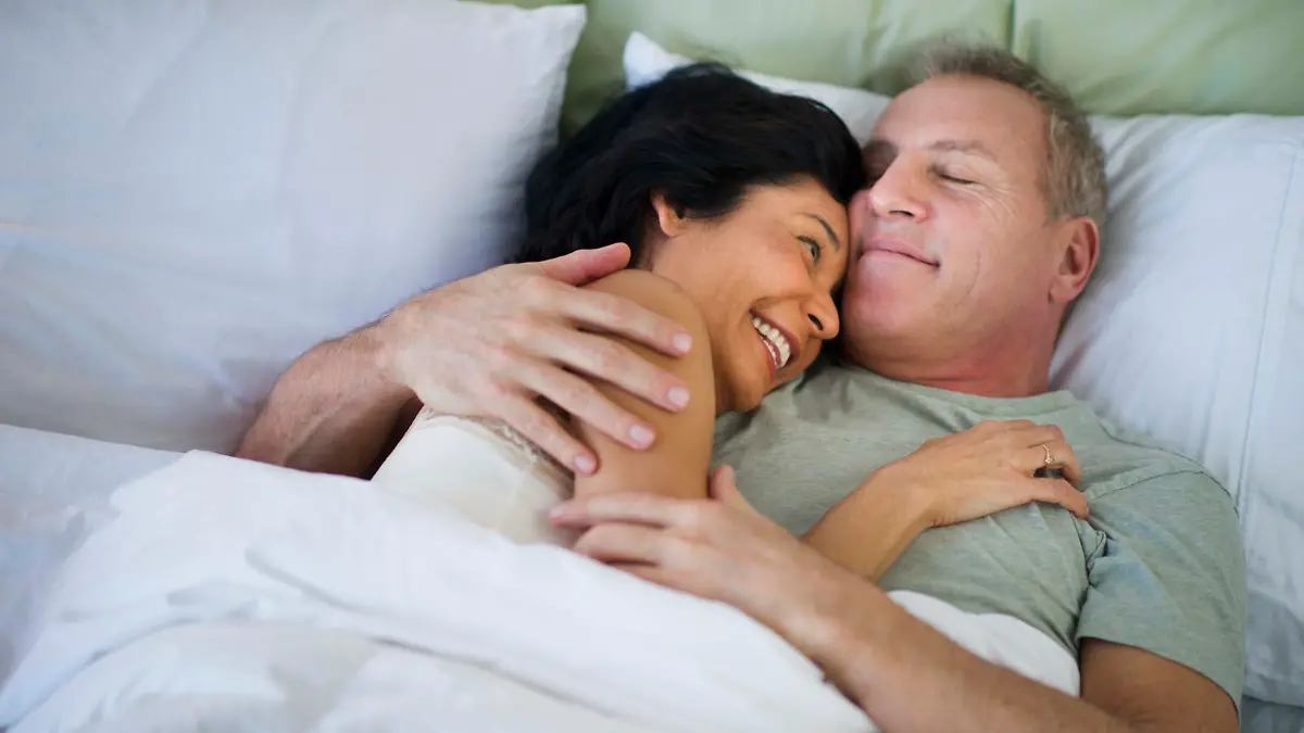 Happy mature couple laying in bed Keine Weitergabe an Drittverwerter.