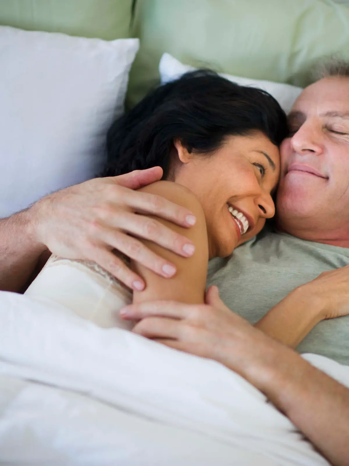 Happy mature couple laying in bed Keine Weitergabe an Drittverwerter.