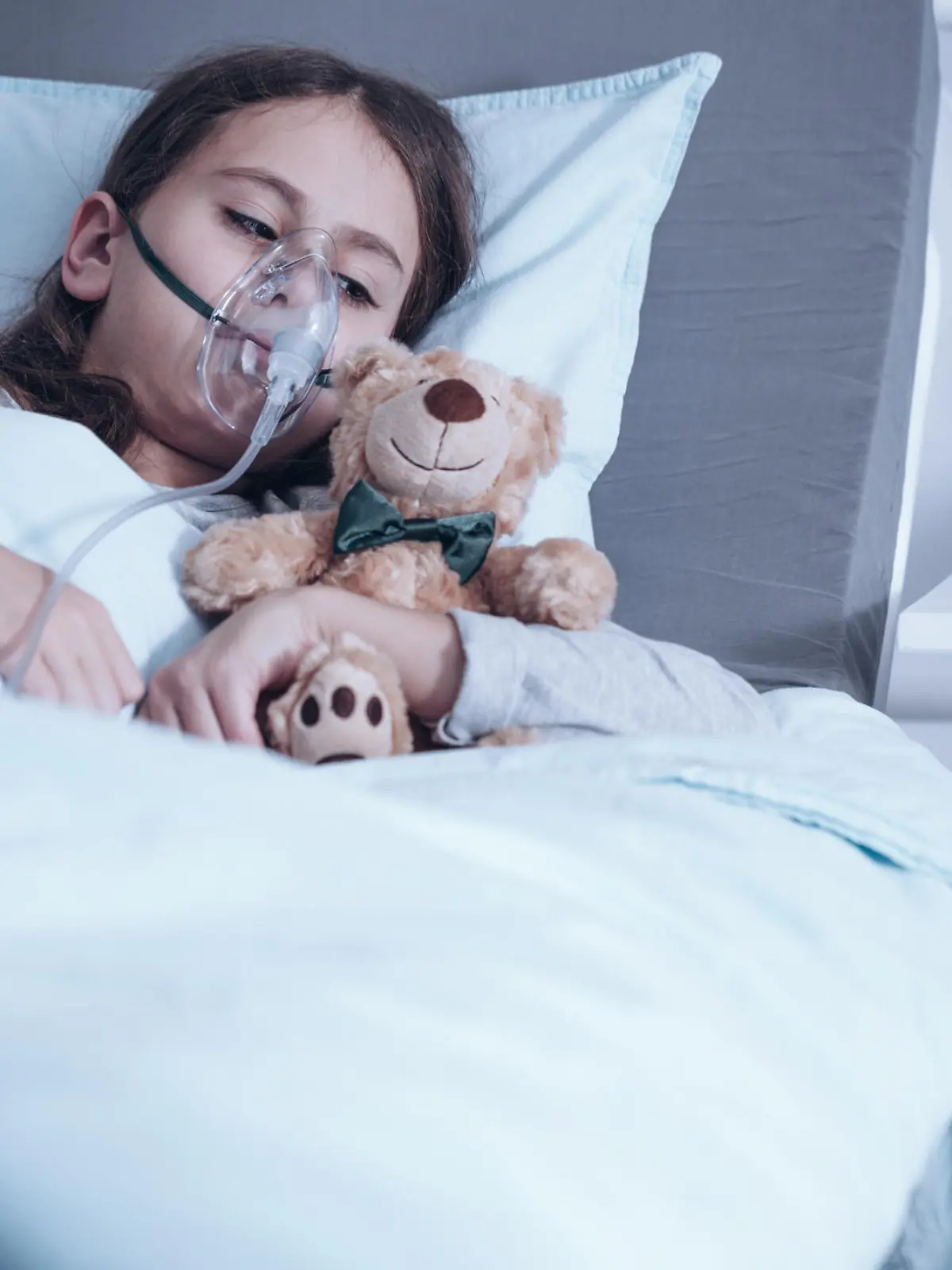 Kind liegt im Krankenhaus.