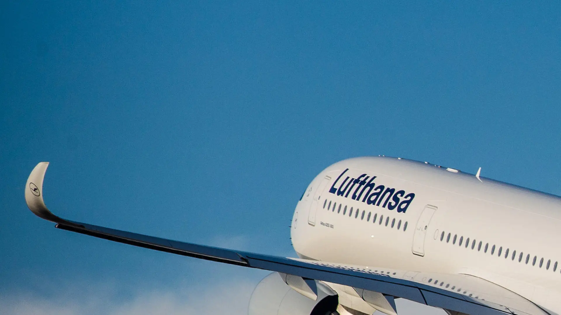 ARCHIV - Der Airbus A350-900 (D-AIXA) der deutschen Fluggesellschaft Lufthansa, startet am 22.12.2016 erstmalig vom Flughafen in Stuttgart (Baden-Württemberg). Die Passagiere der Lufthansa können aufatmen. Nach einer grundsätzlichen Einigung des Unternehmens mit der Pilotengewerkschaft Vereinigung Cockpit vom Mittwoch sind Streiks der Flugzeugführer vom Tisch. (zu dpa «Lufthansa und Piloten einigen sich in allen Punkten» vom 15.03.2017) Foto: Christoph Schmidt/dpa +++(c) dpa - Bildfunk+++
