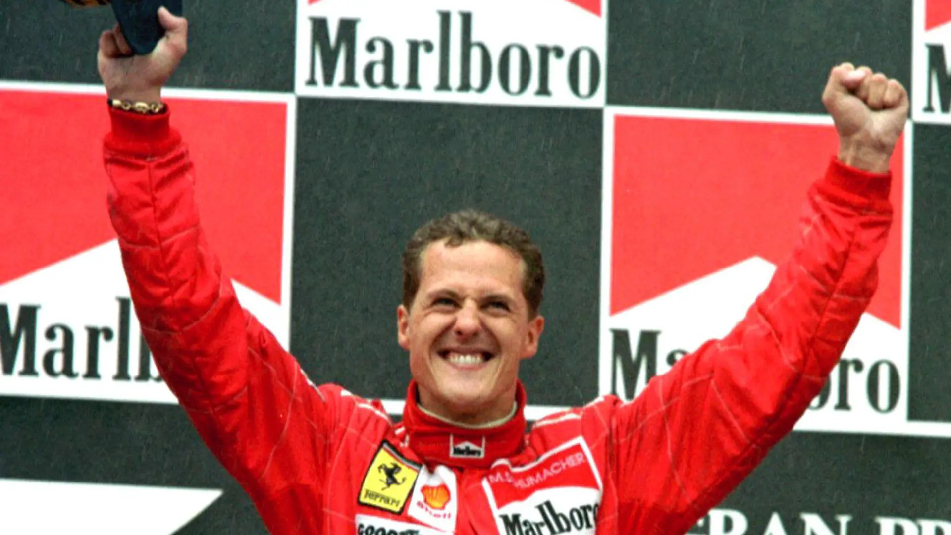 ARCHIV - 02.06.1996, Spanien, Barcelona: Der damalige Formel 1-Weltmeister Michael Schumacher jubelt auf dem Podium nach seinem Sieg für Ferrari beim Großen Preis von Spanien auf dem Circuit de Catalunya bei Barcelona. (zu dpa "Im Namen des Vaters: Mick Schumacher als Erbe des Hypes" vom 01.01.2019) Foto: Harry Melchert/dpa +++ dpa-Bildfunk +++