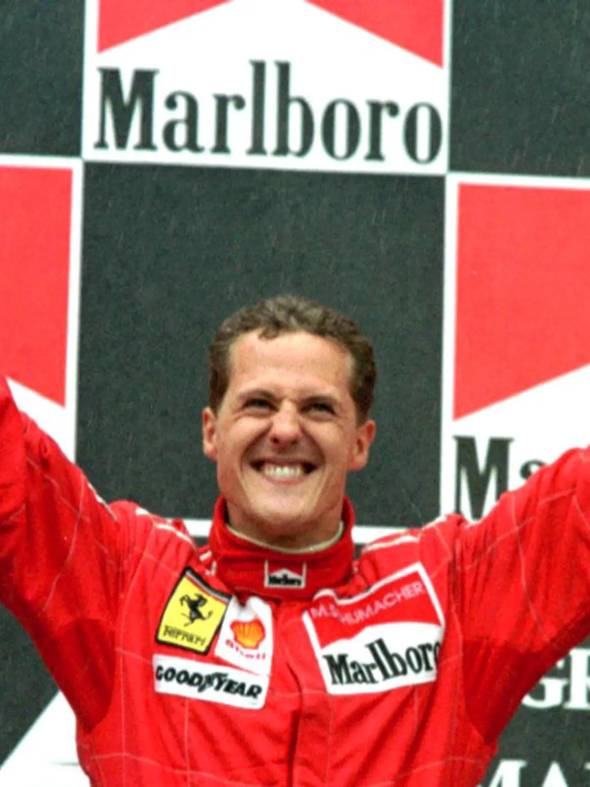 ARCHIV - 02.06.1996, Spanien, Barcelona: Der damalige Formel 1-Weltmeister Michael Schumacher jubelt auf dem Podium nach seinem Sieg für Ferrari beim Großen Preis von Spanien auf dem Circuit de Catalunya bei Barcelona.    (zu dpa "Im Namen des Vaters: Mick Schumacher als Erbe des Hypes" vom 01.01.2019) Foto: Harry Melchert/dpa +++ dpa-Bildfunk +++