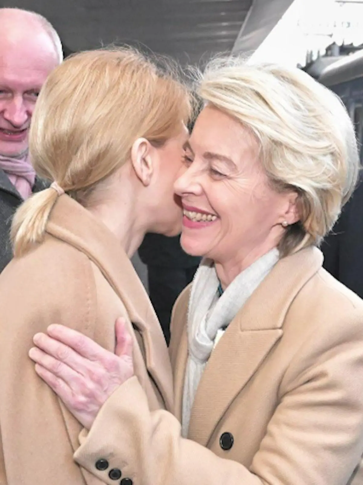 Ursula von der Leyen ist in der Ukraine angekommen und twitterte das Bild ihrer Ankunft.