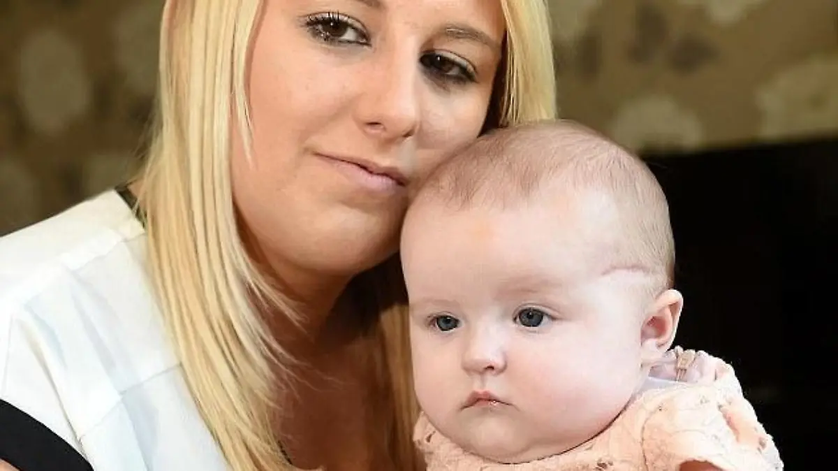 Emma Edwards und Töchterchen Karmen