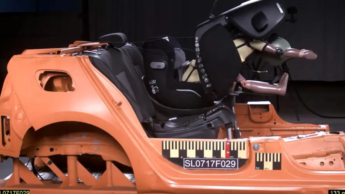 Zwei Kindersitze versagen im Crashtest Dramatisches Video der 'Stiftung Warentest'