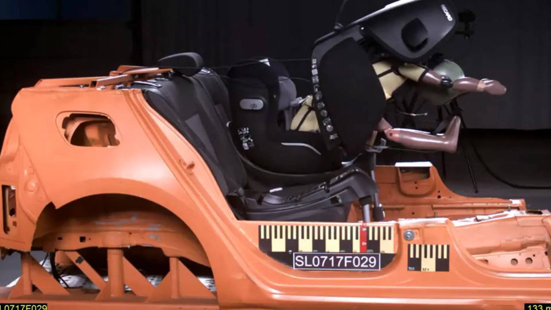 Zwei Kindersitze versagen im Crashtest Dramatisches Video der 'Stiftung Warentest'
