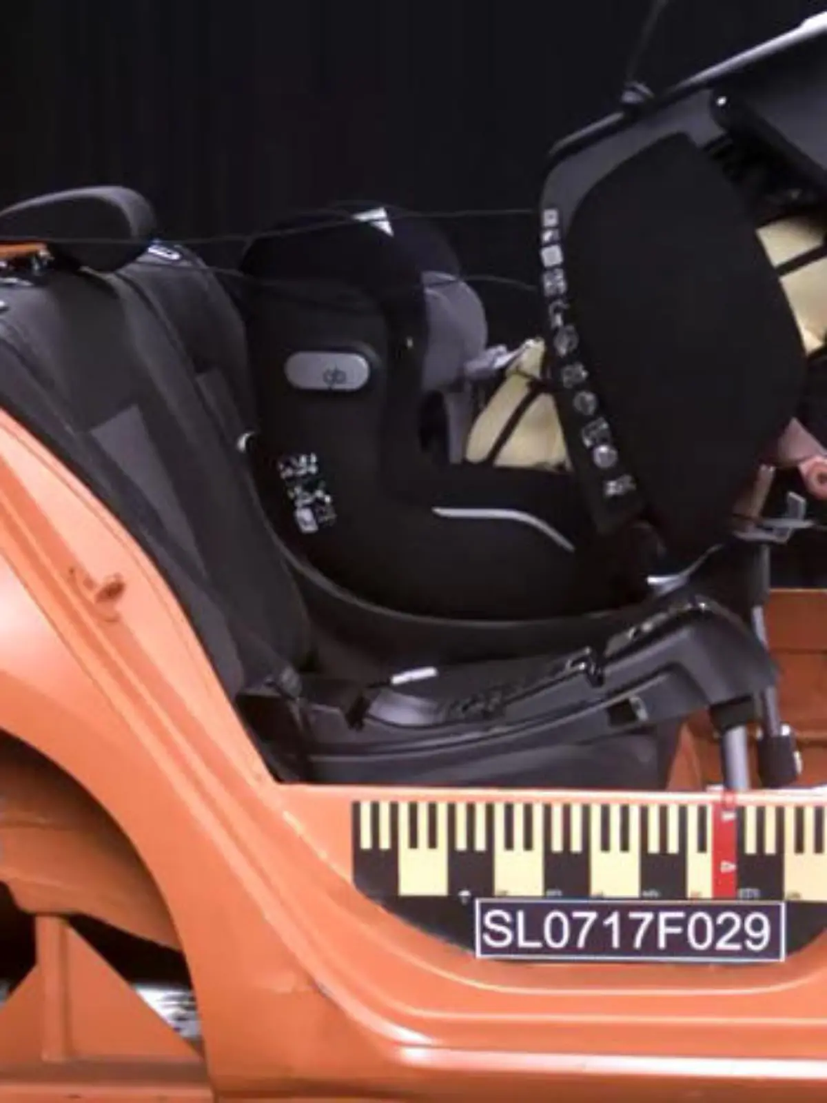 Bild zu: "Zwei Kindersitze versagen im Crashtest"